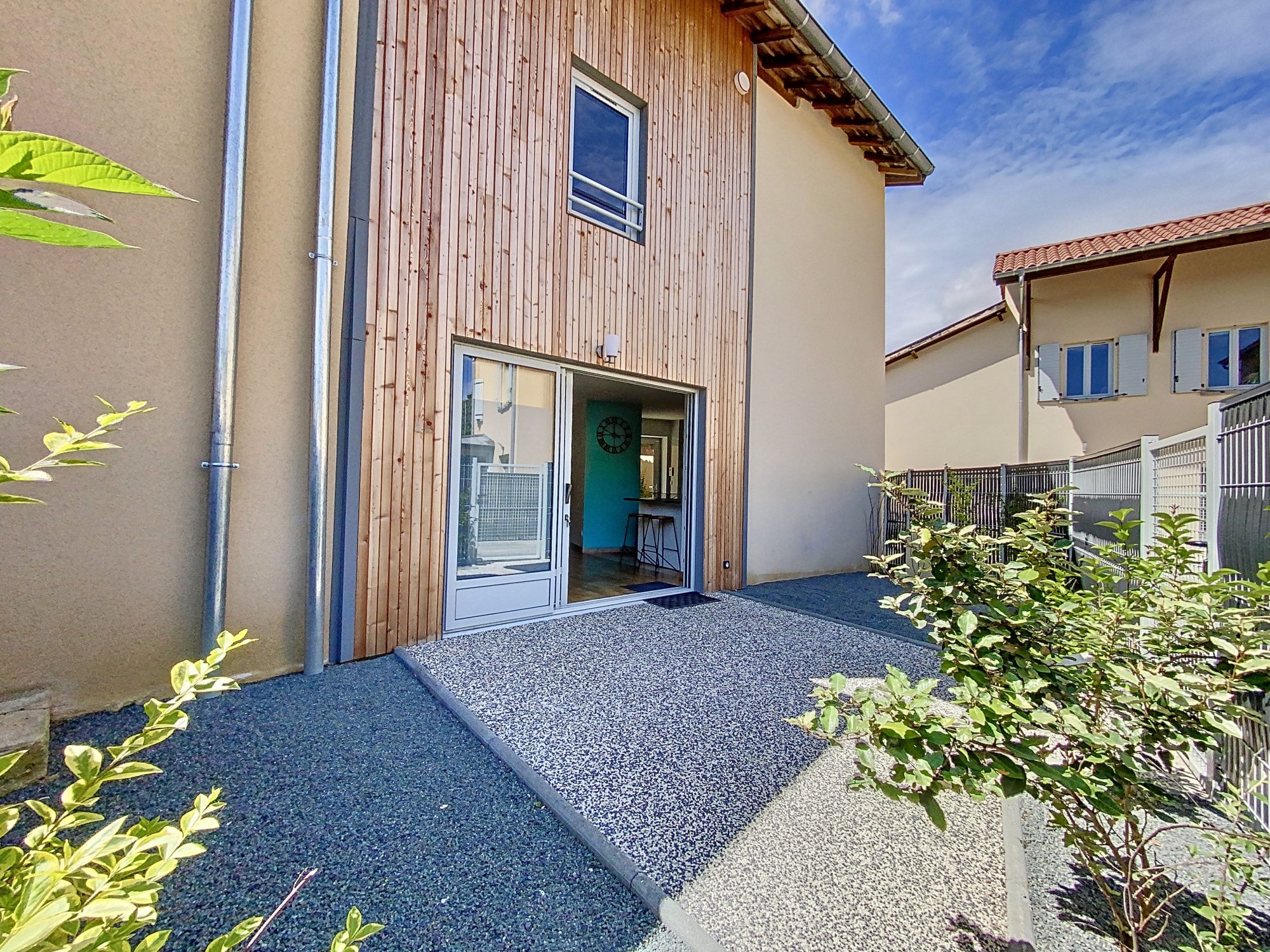 SUR LES HAUTEURS DE GENAY - AU CALME - APPARTEMENT T3 DUPLEX ENTIEREMENT RENOVE AVEC 2 PLACES DE PARKING ET 2 TERRASSES -DANS RESIDENCE FERMEE Genay 69730
