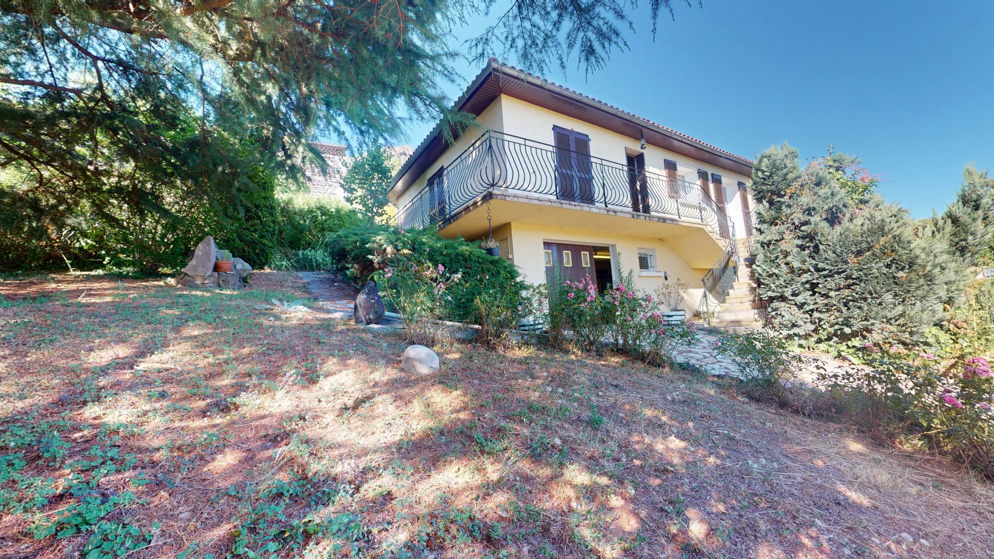 Perrier- Maison 80m2 hab. sur terrain clos et arboré