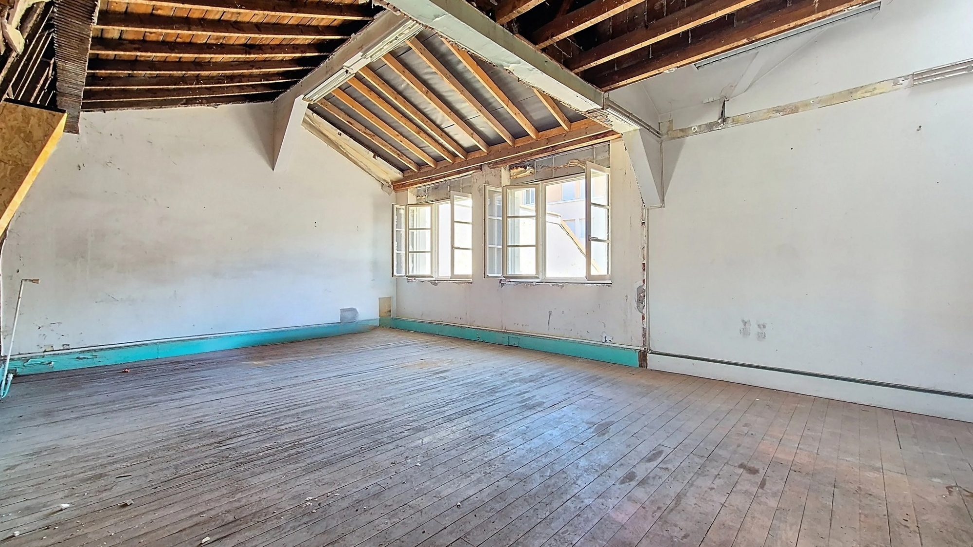 Plateau de 100 m² à rénover