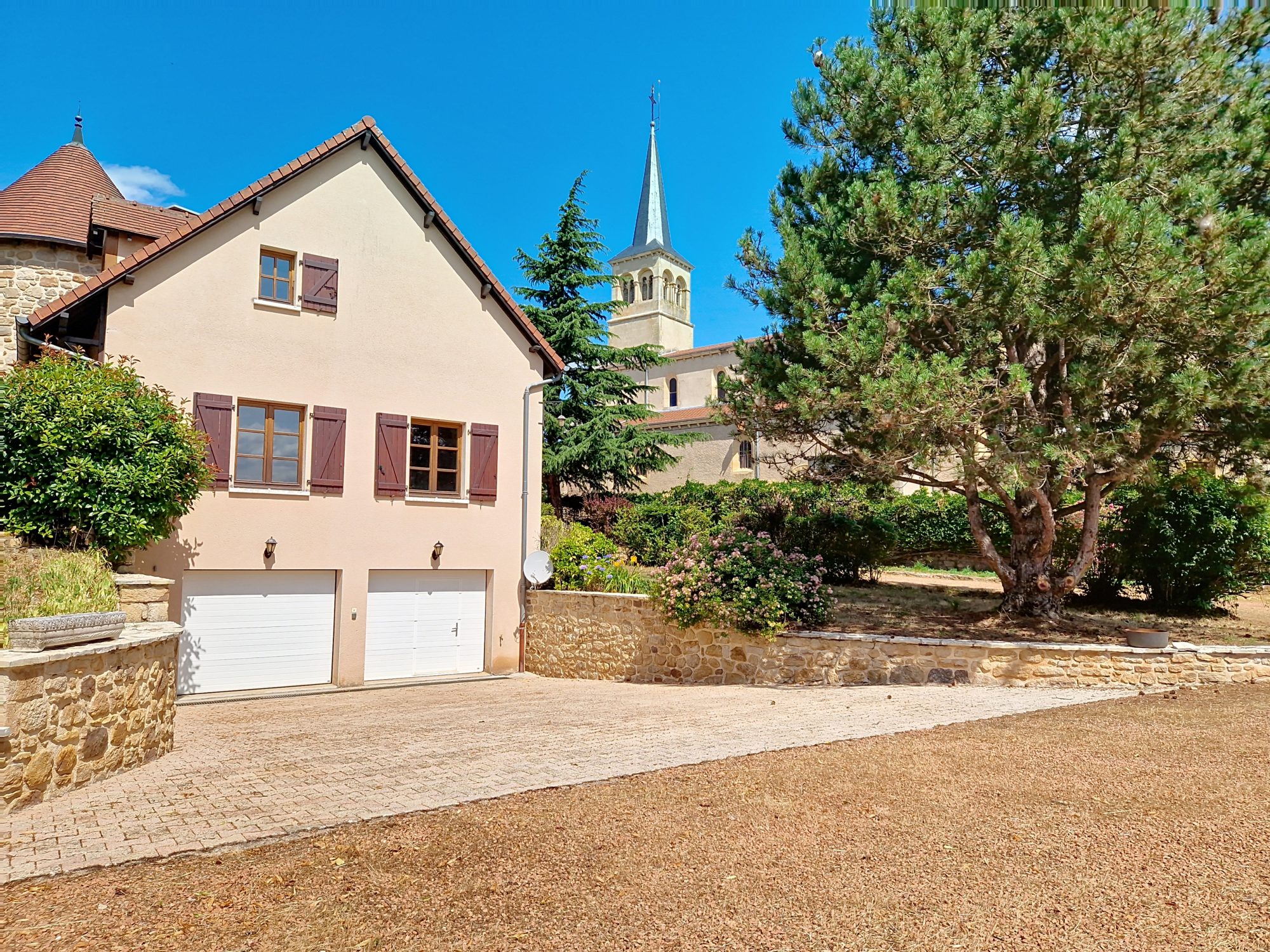 Maison familiale + dépendance pro – Vue dégagée, activité sur place possible ! La Clayette 71800