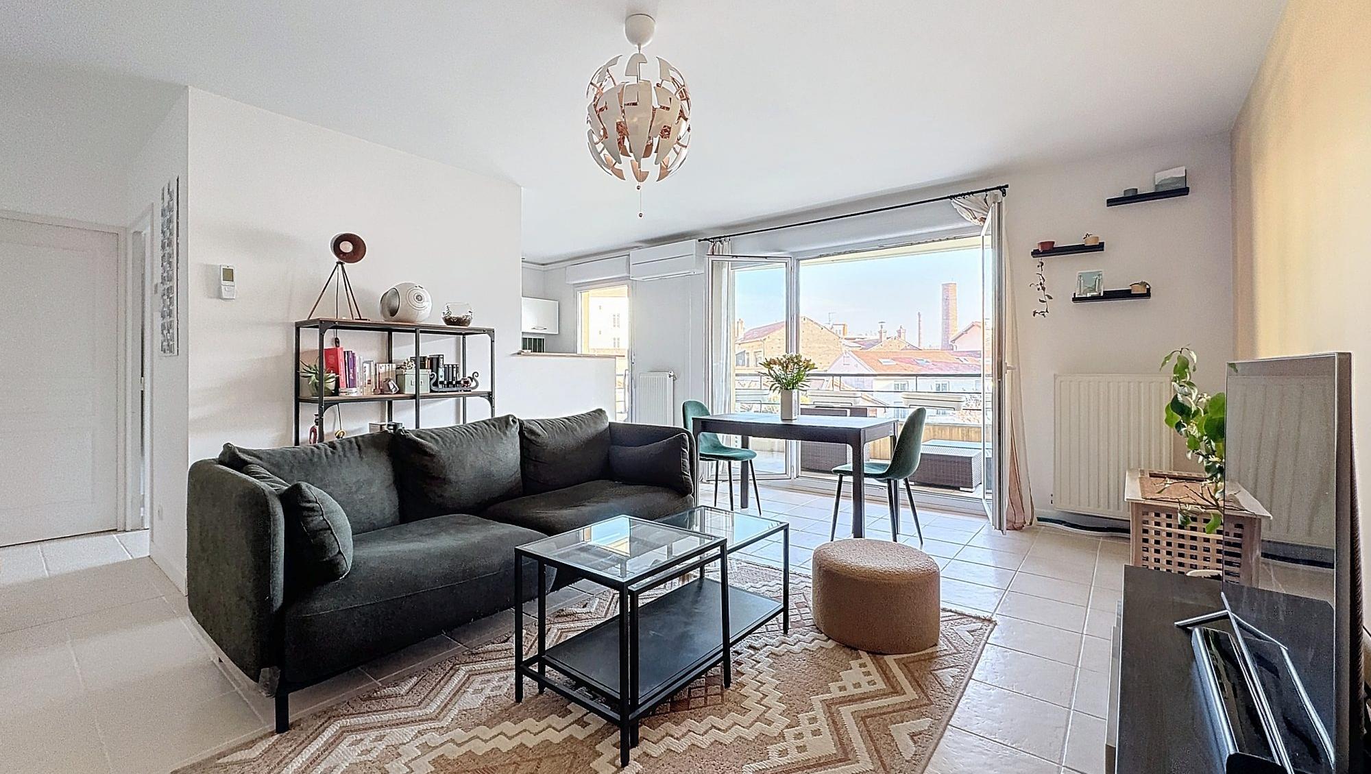 Bellecombe. T3 de 67 m². 2 chambres. Terrasse de 11 m² sur jardin. Climatisation. Garage possible.