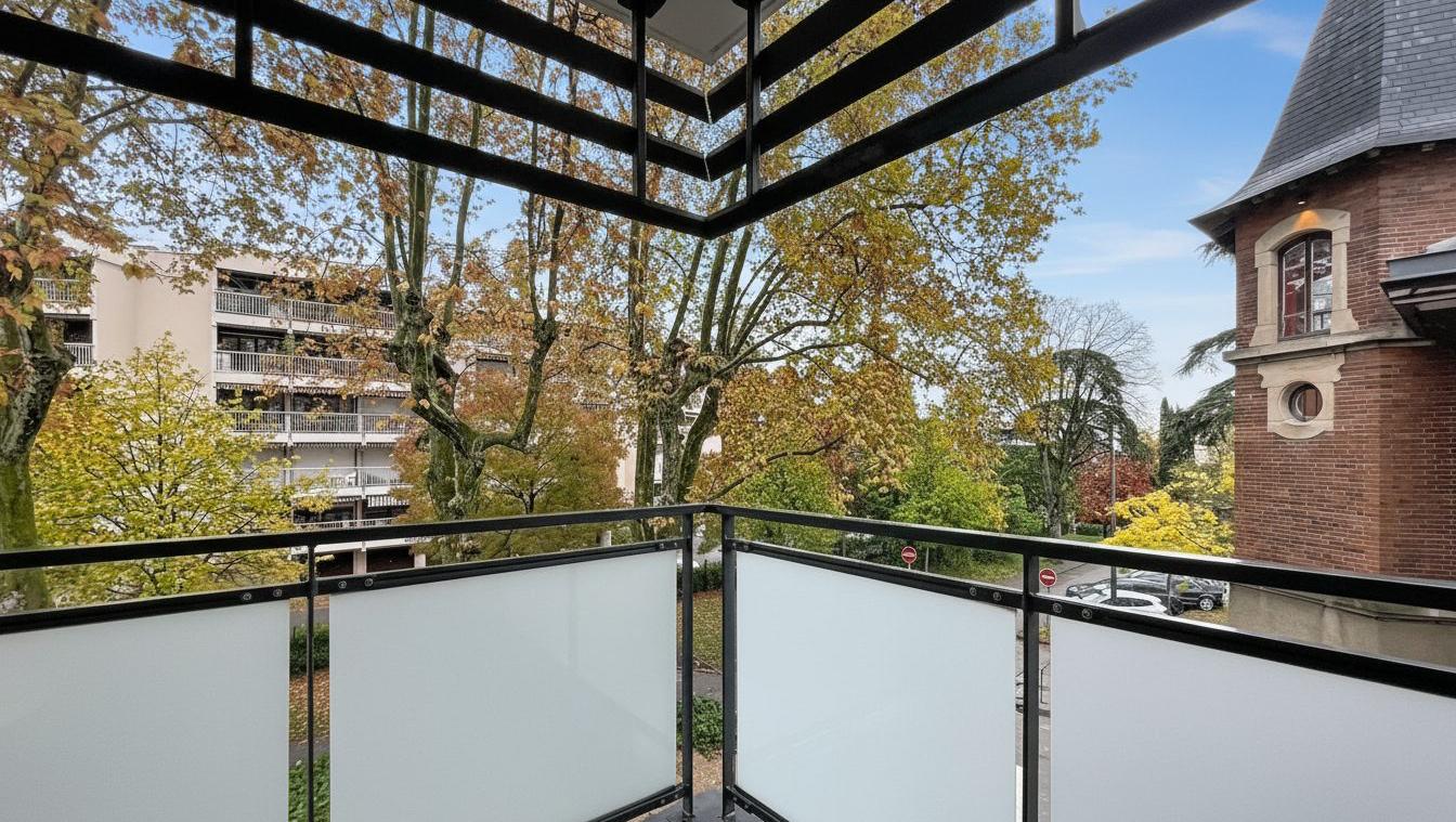 Lumineux T2 en parfait état au centre d'Ecully avec garage et terrasse.