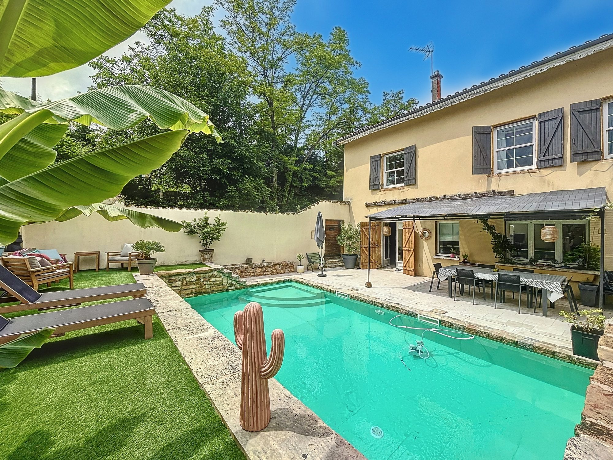 Maison de charme rénovée – 150 m², jardin, piscine, 4 chambres, 1 bureau – Sathonay-Village
