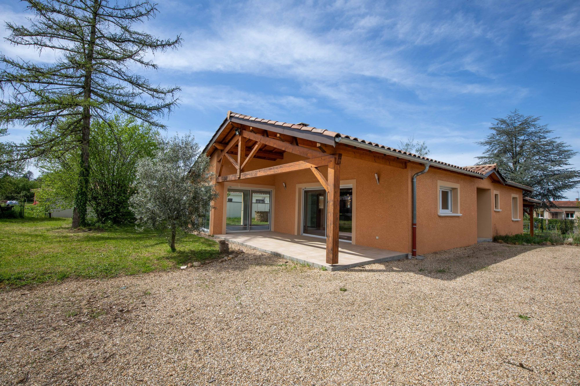 Villa de plain-pied de 140m² - 3 chambres - sous-sol - dépendances - jardin clos