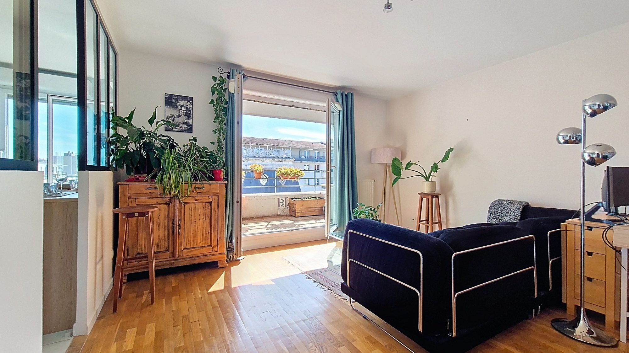 Lyon 3ᵉ – T2 dernier étage avec balcon, vue dégagée, parking et cave