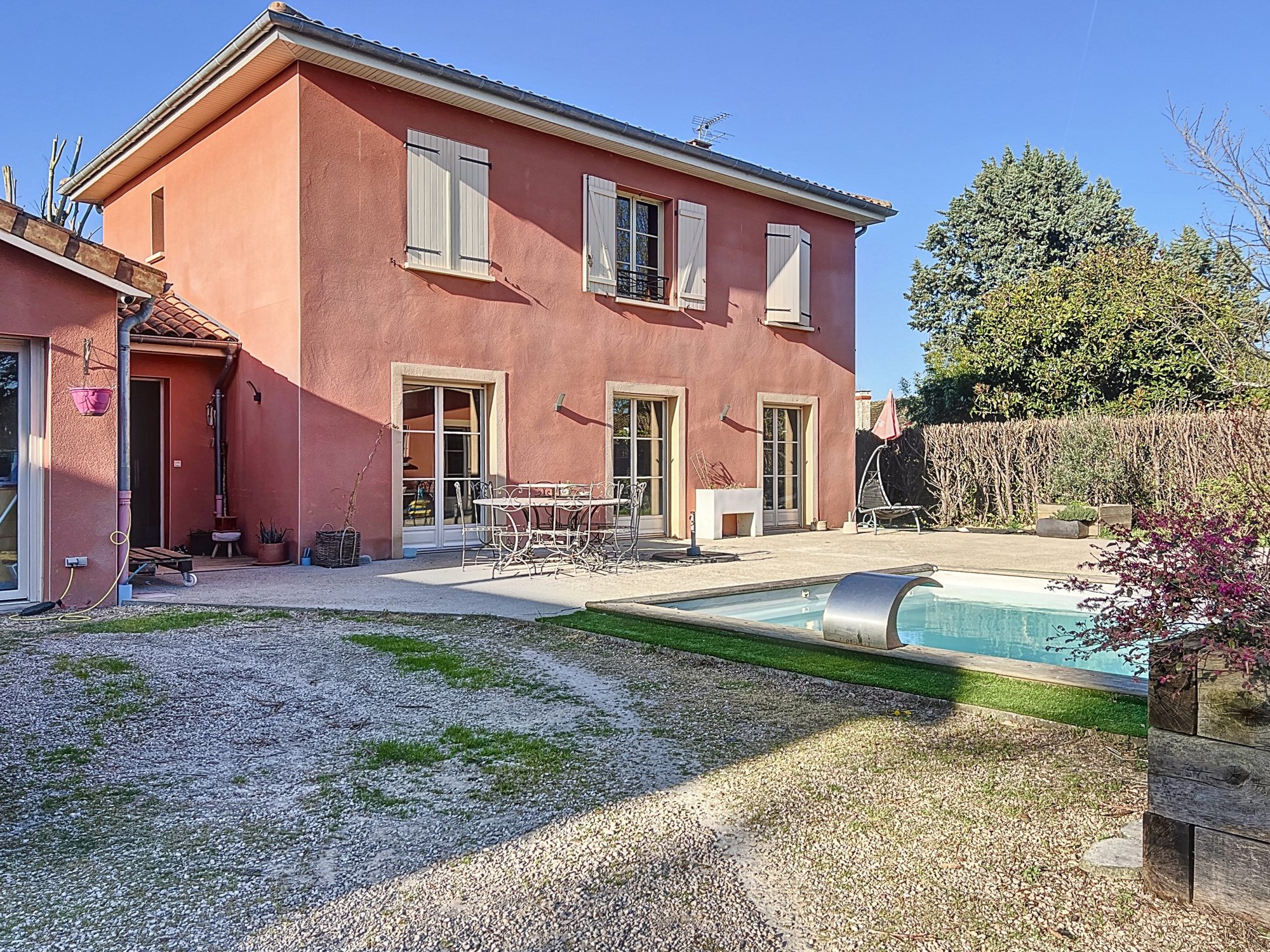 JOLIE MAISON STYLE BASTIDE AU COEUR DU VILLAGE AVEC JARDIN, PISCINE ET POOL HOUSSE Civrieux 01390