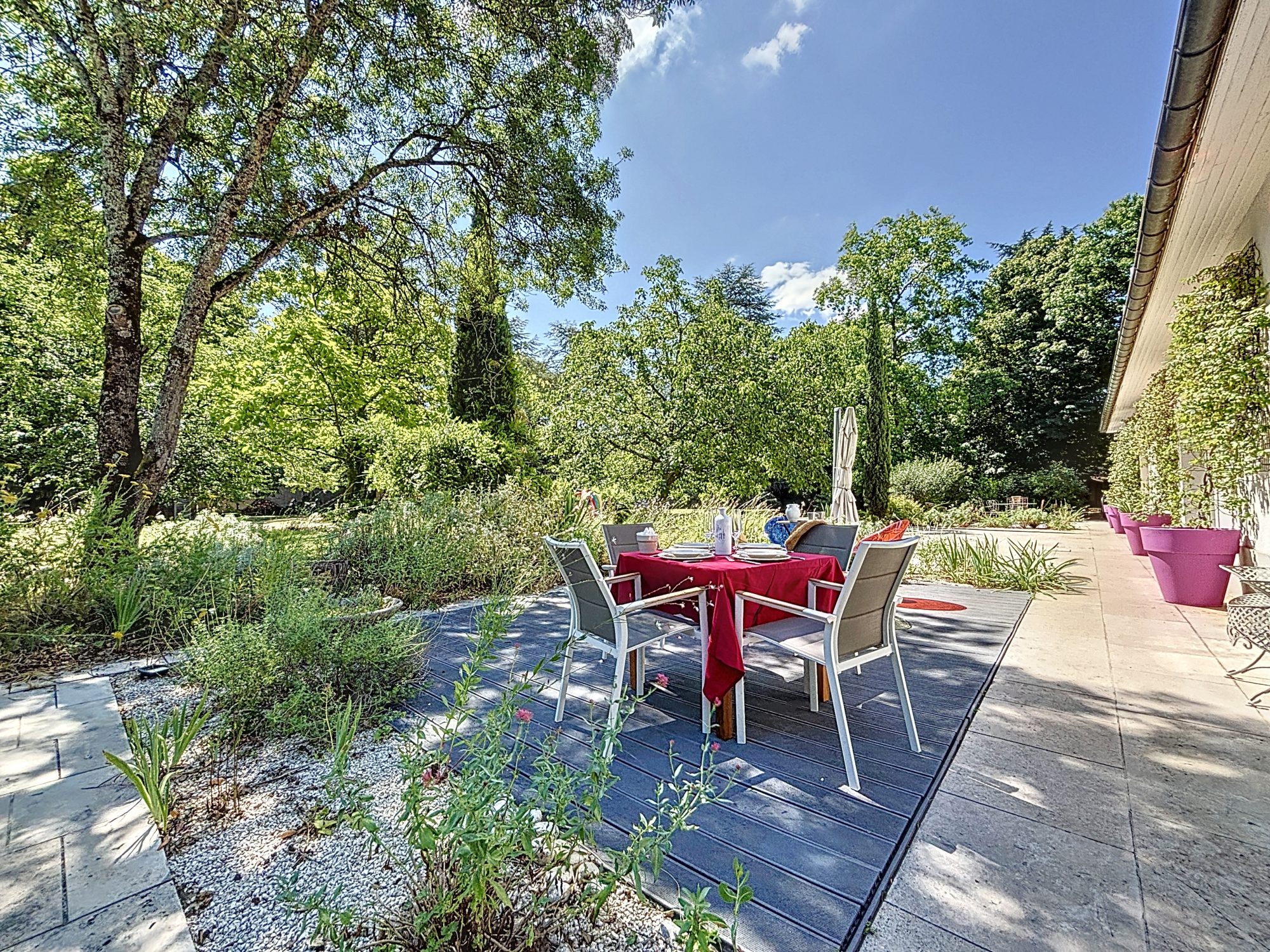 Villa de 245 m², parc de 5000 m² avec piscine Saint-Genis-Laval 69230