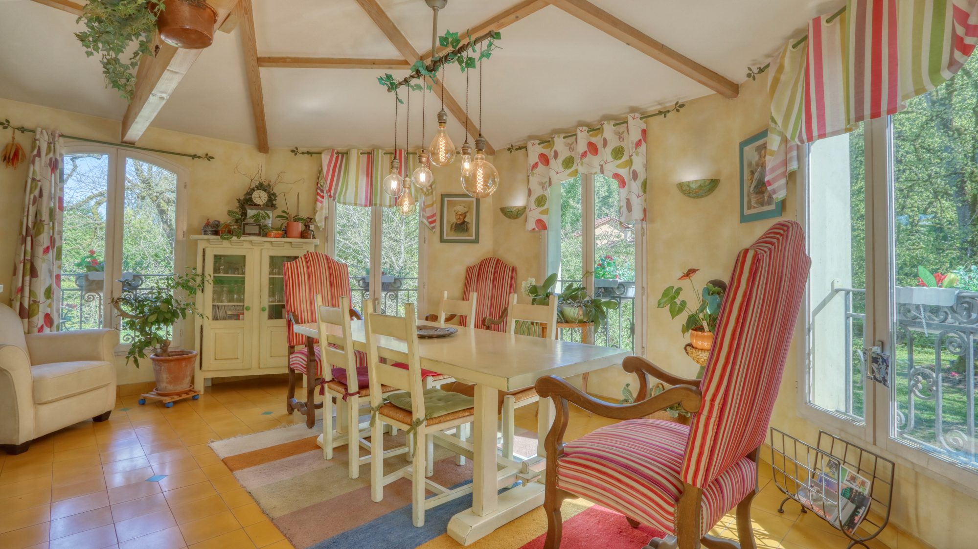 Propriété de 205 m² habitable + appartement T2 indépendant  + 721 m² conctructible + parc arboré Crémieu 38460