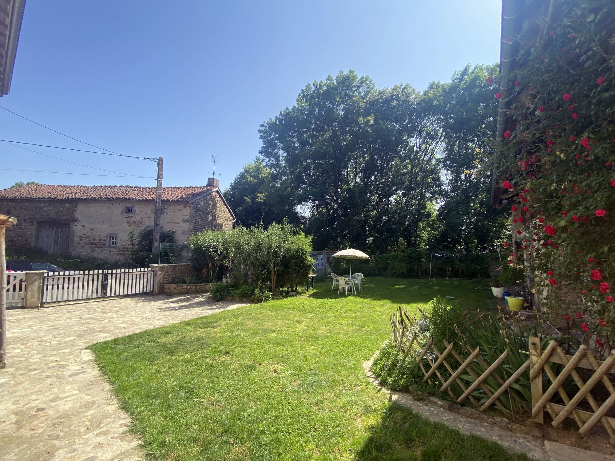 Ferme en pierres rénovée sur terrain attenant Sauvessanges 63840