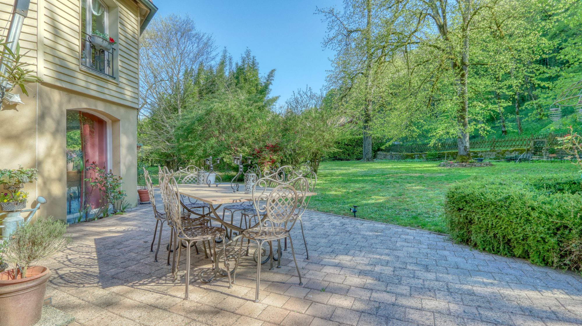 Propriété de 205 m² habitable + appartement T2 indépendant  + 721 m² conctructible + parc arboré Crémieu 38460