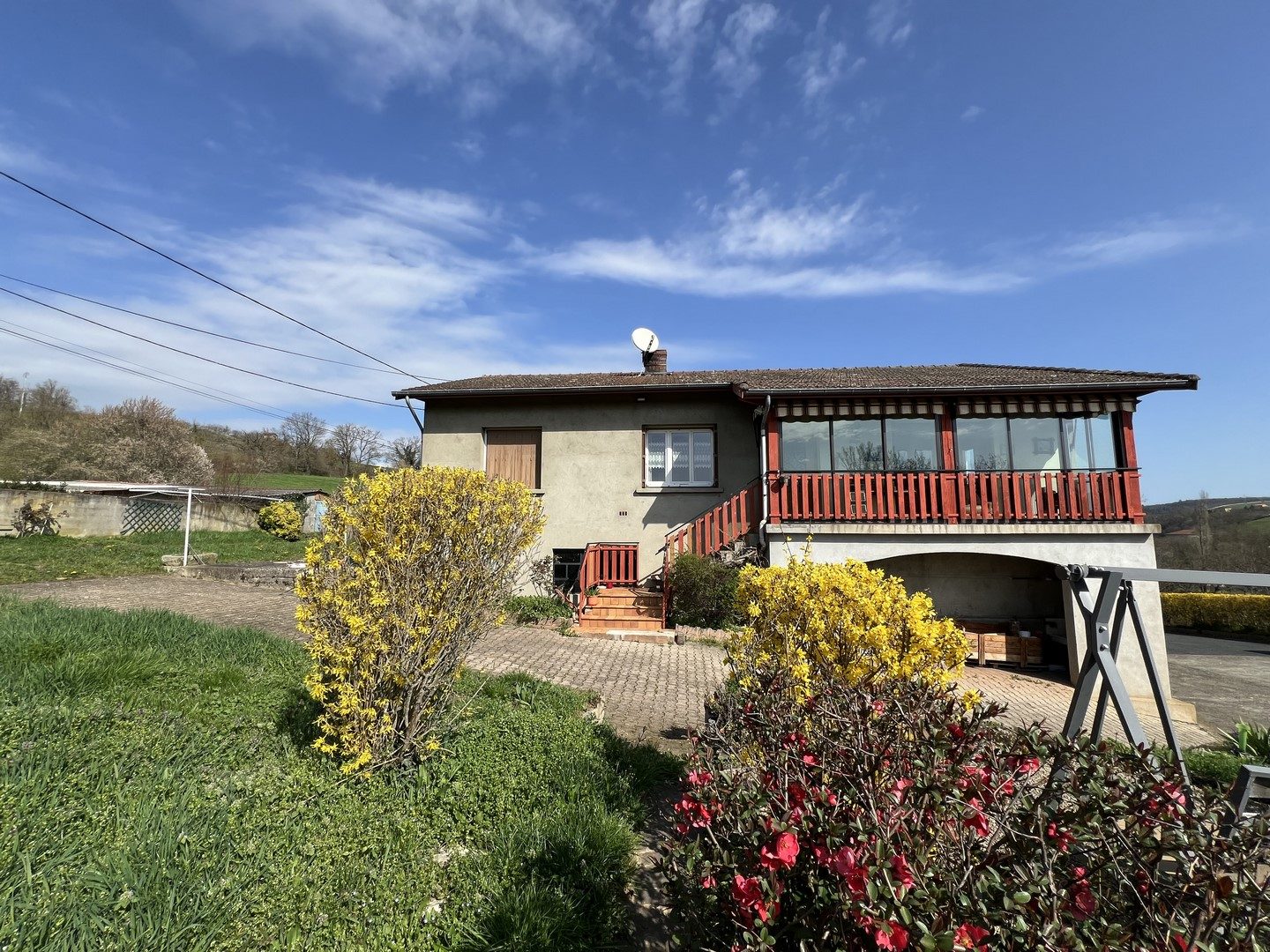 PROPRIETE DE 2 MAISONS - GRAND GARAGE 137 M² - TERRAIN 1,8 HECTARES - DEPENDANCES Sain-Bel 69210
