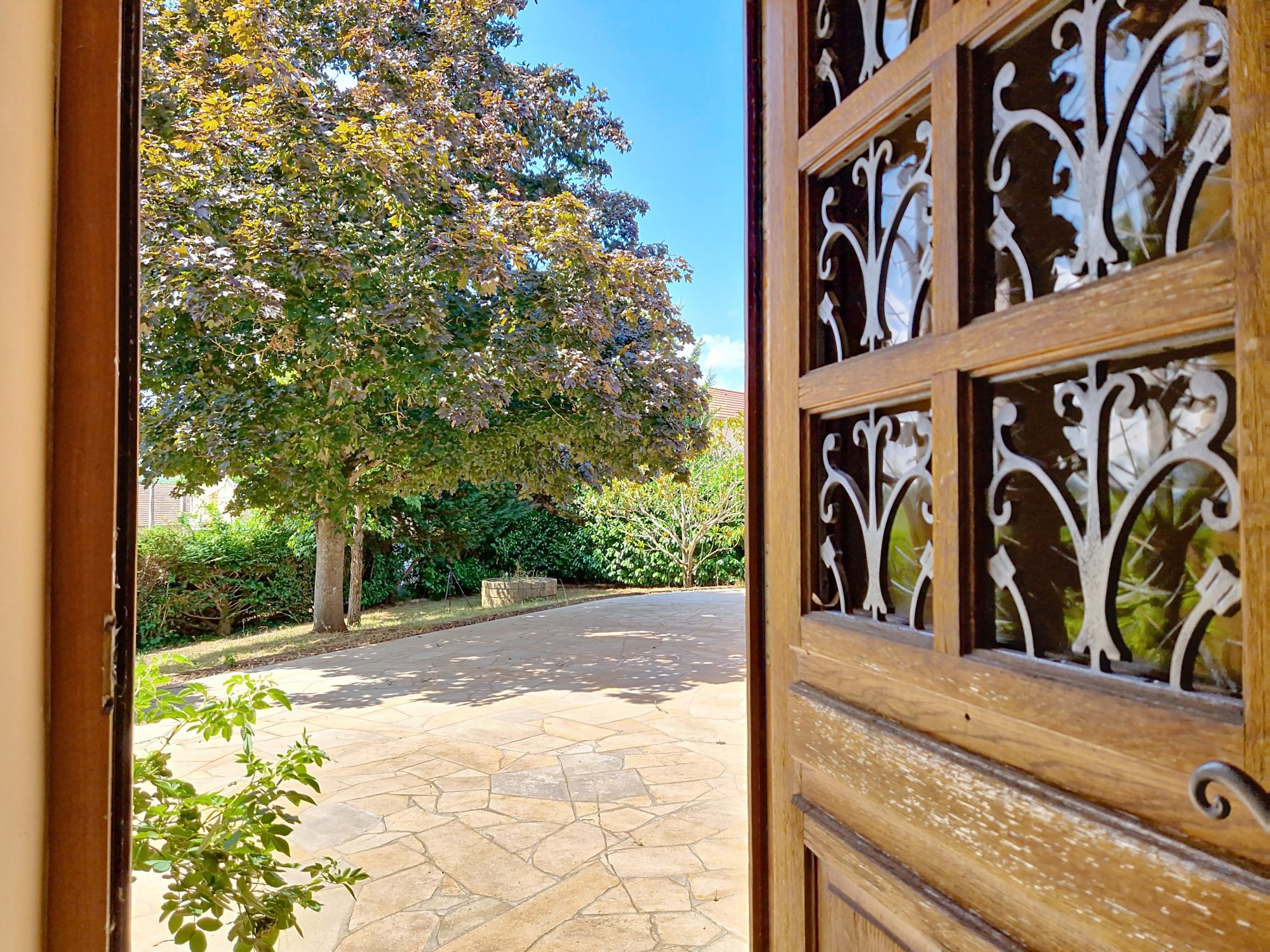 Maison familiale + dépendance pro – Vue dégagée, activité sur place possible ! La Clayette 71800