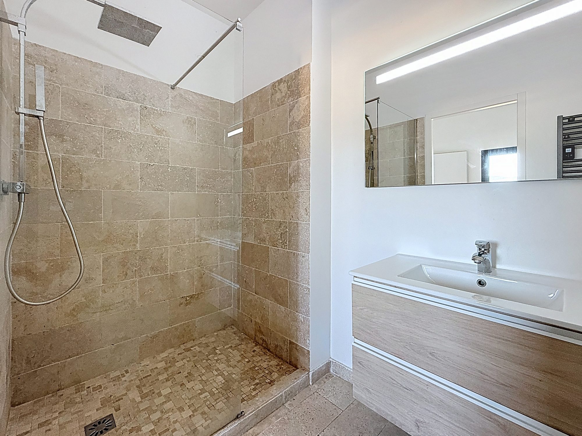 Maison moderne clé en mains de 2013 de type T5, 2500 m² de terrain,  belle pièce de vie, cuisine meublée équipée,  4 chambres, piscine 8x4 chauffée Vindry-sur-Turdine 69490