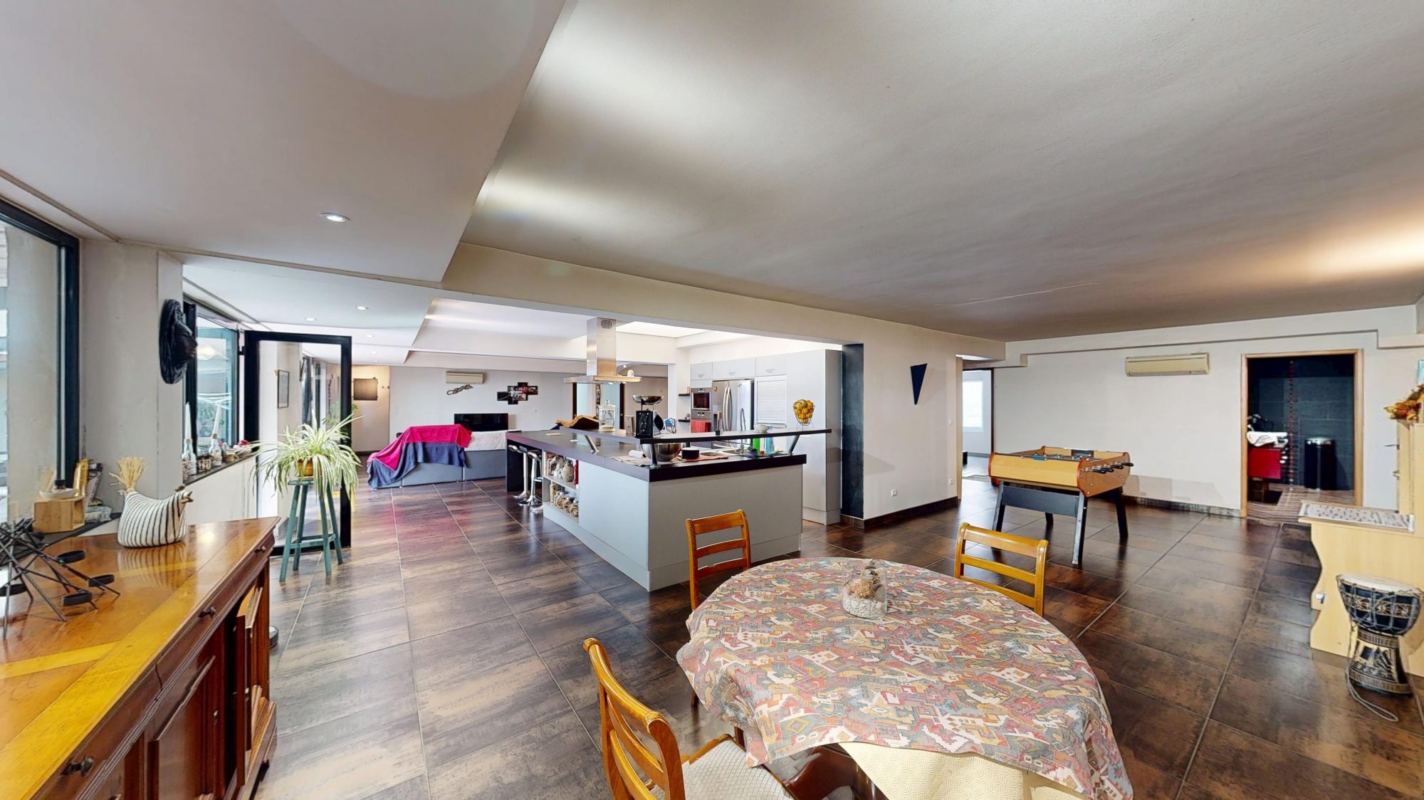 PRESTIGE, LOFT DE 270m2 hab, TERRASSE, DOUBLE GARAGE, COMBLES AMENAGÉES 235m2, CLIM REVERSIBLE, PROCHE TOUTE COMMODITÉS Le Chambon-Feugerolles 42500