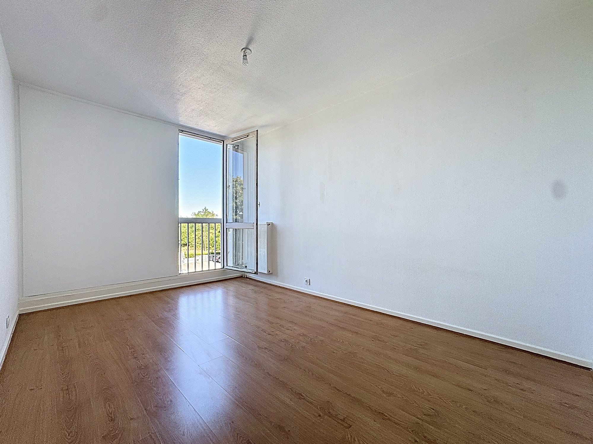 En Exclusivité, Appartement T3 de 80m2 en dernier étage + Cave + place de stationnement en supplément Saint-Genis-Laval 69230