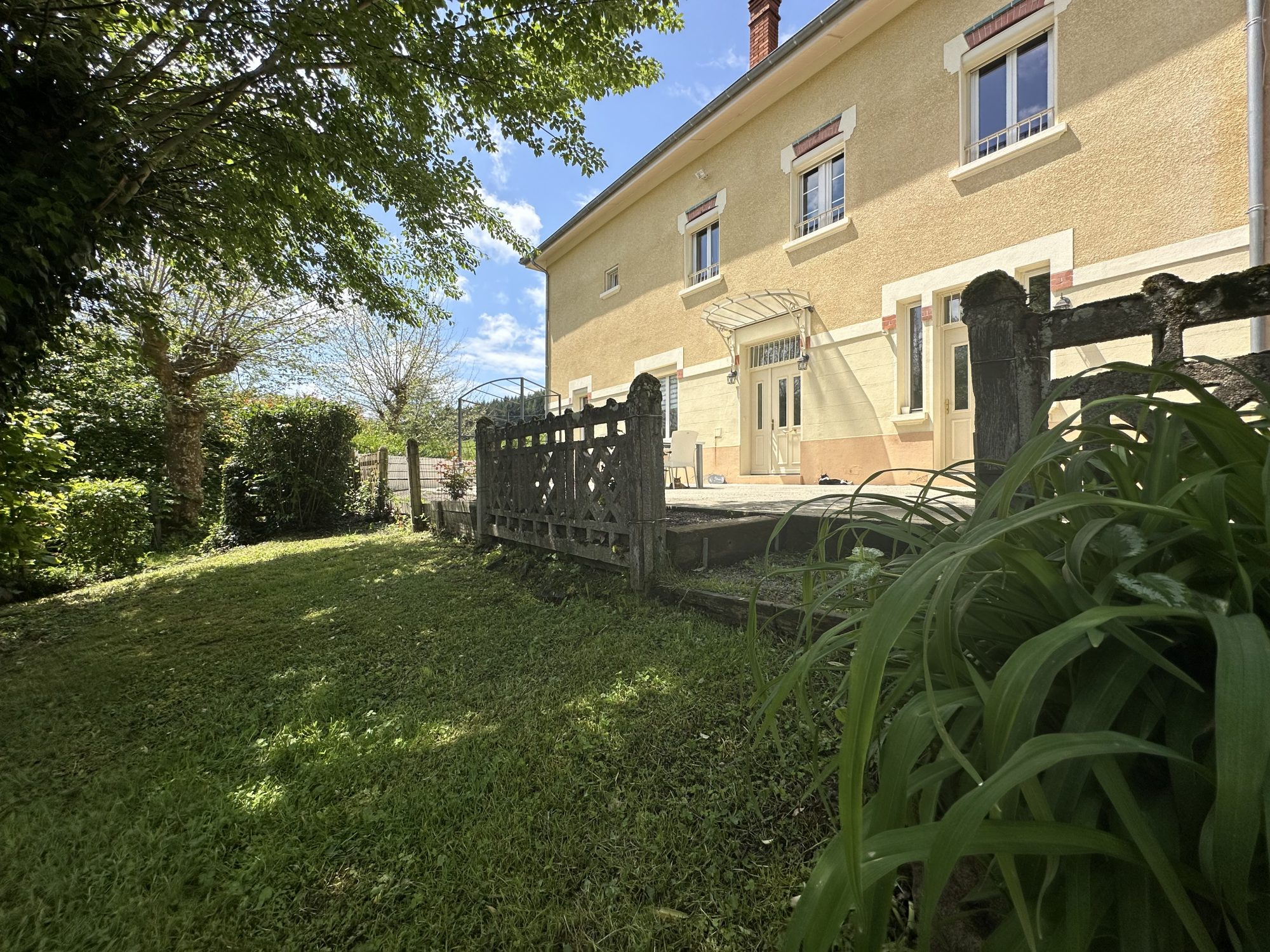 MAISON MITOYENNE SUR UN COTÉ DE STYLE BOURGEOIS
