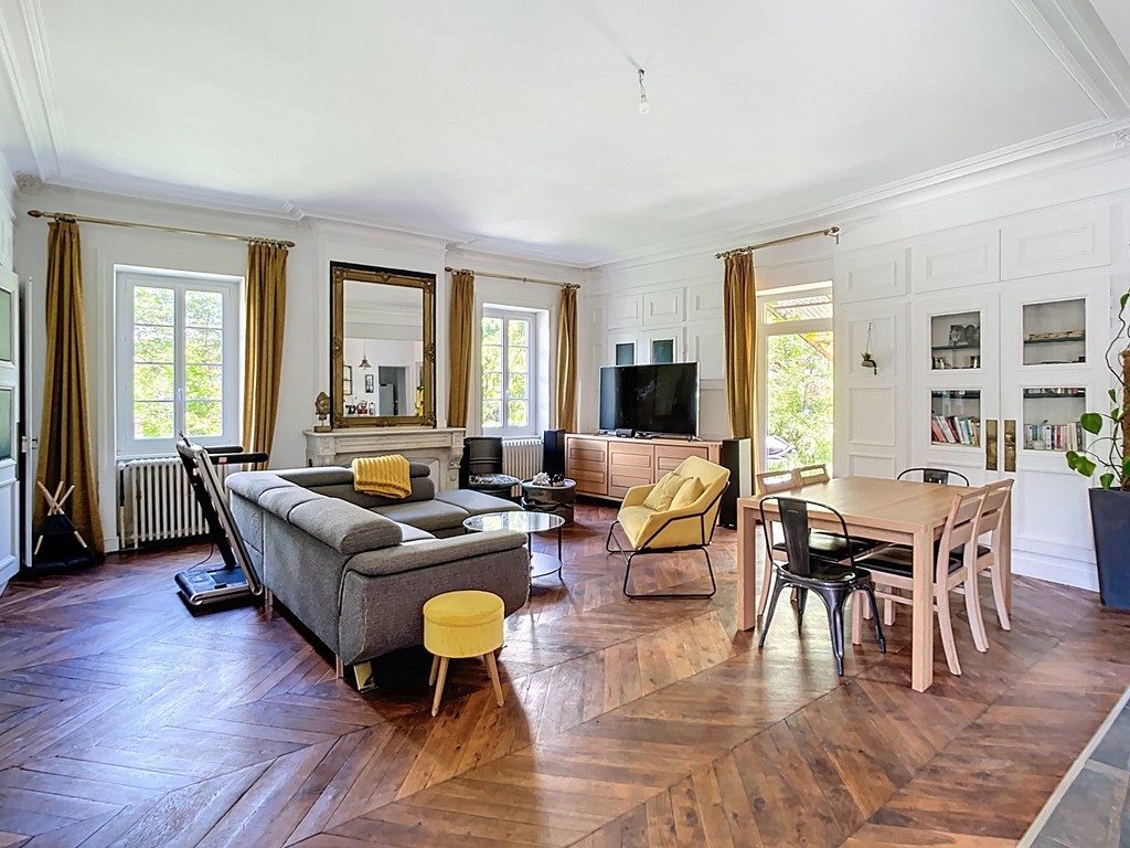 RARE À 69460 SAINT-ÉTIENNE-DES-OULLIÈRES ! Propriété XIXème - 167 M2 sur ss-sol complet - 4 CH  - Terrain de 1230 M2 Saint-Étienne-des-Oullières 69460