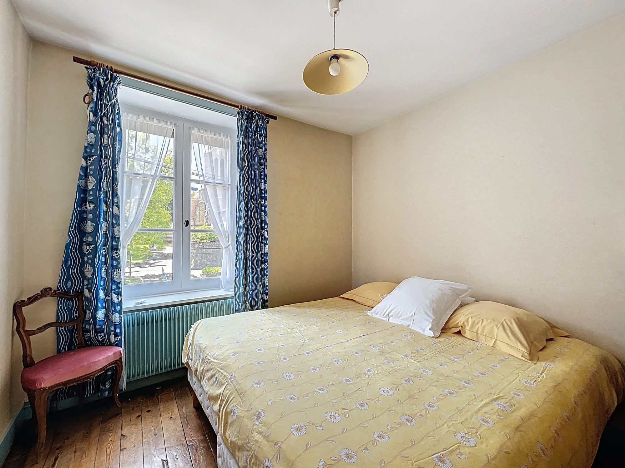 EN PLEIN CENTRE DE CIVRIEUX - MAISON DE 200m2- TERRAIN -GRANGE Civrieux 01390