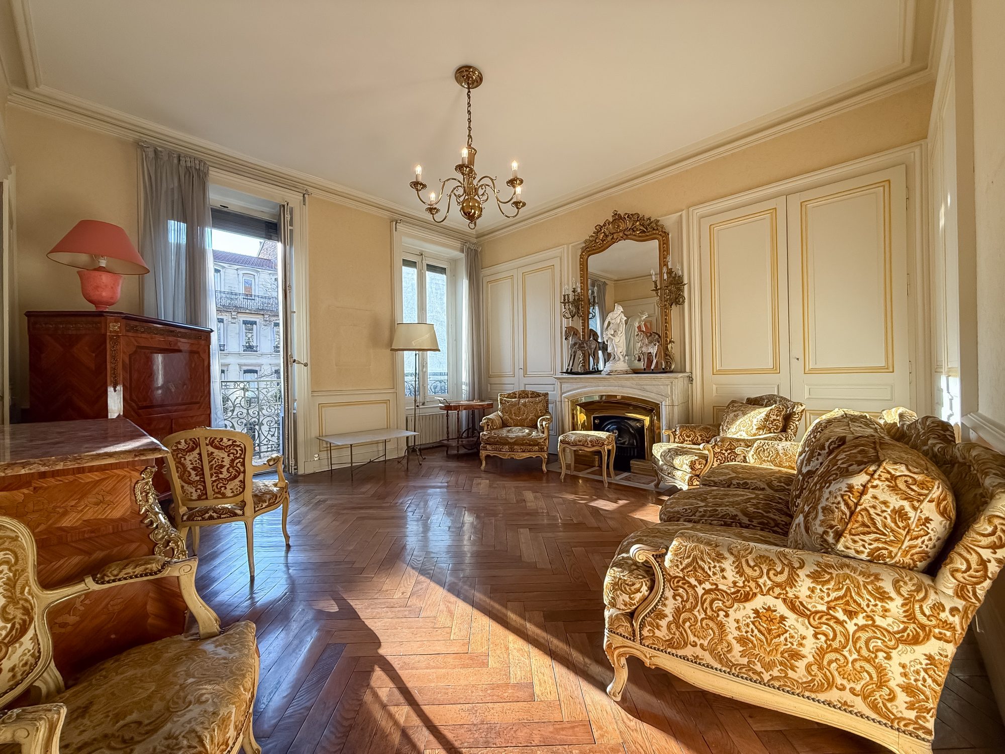 Dans bel ancien, appartement à rénover