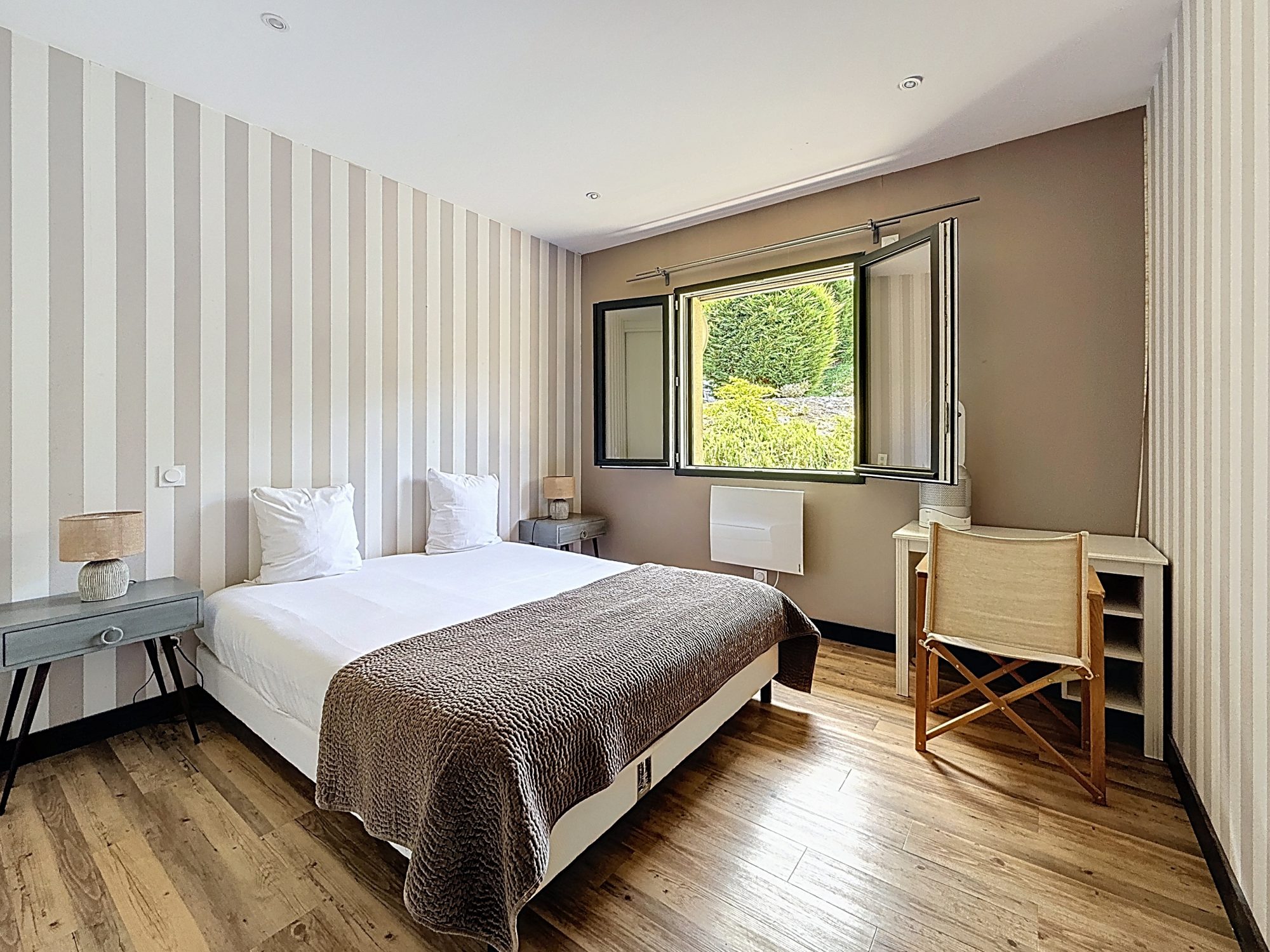 Maison moderne clé en mains de 2013 de type T5, 2500 m² de terrain,  belle pièce de vie, cuisine meublée équipée,  4 chambres, piscine 8x4 chauffée Vindry-sur-Turdine 69490