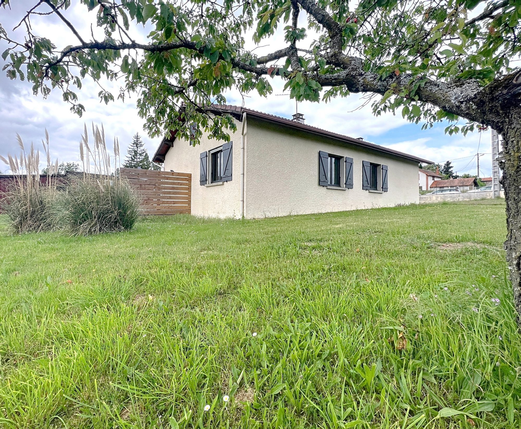 Maison de plain-pieds d'env 94 m² Vézelin-sur-Loire 42260