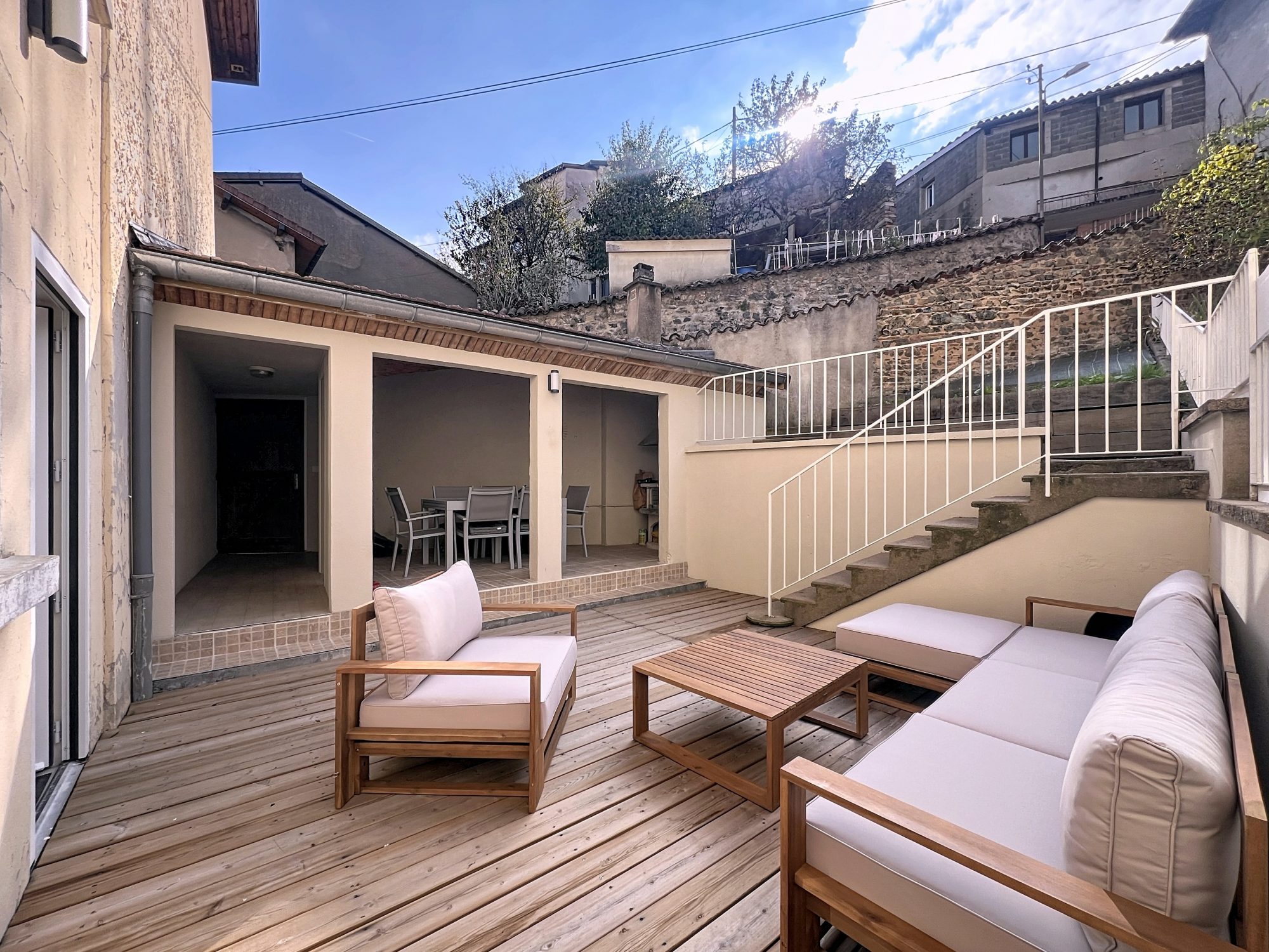 Maison de ville d'env 89m² avec extérieur, sans aucuns travaux à prévoir, proche du centre ville