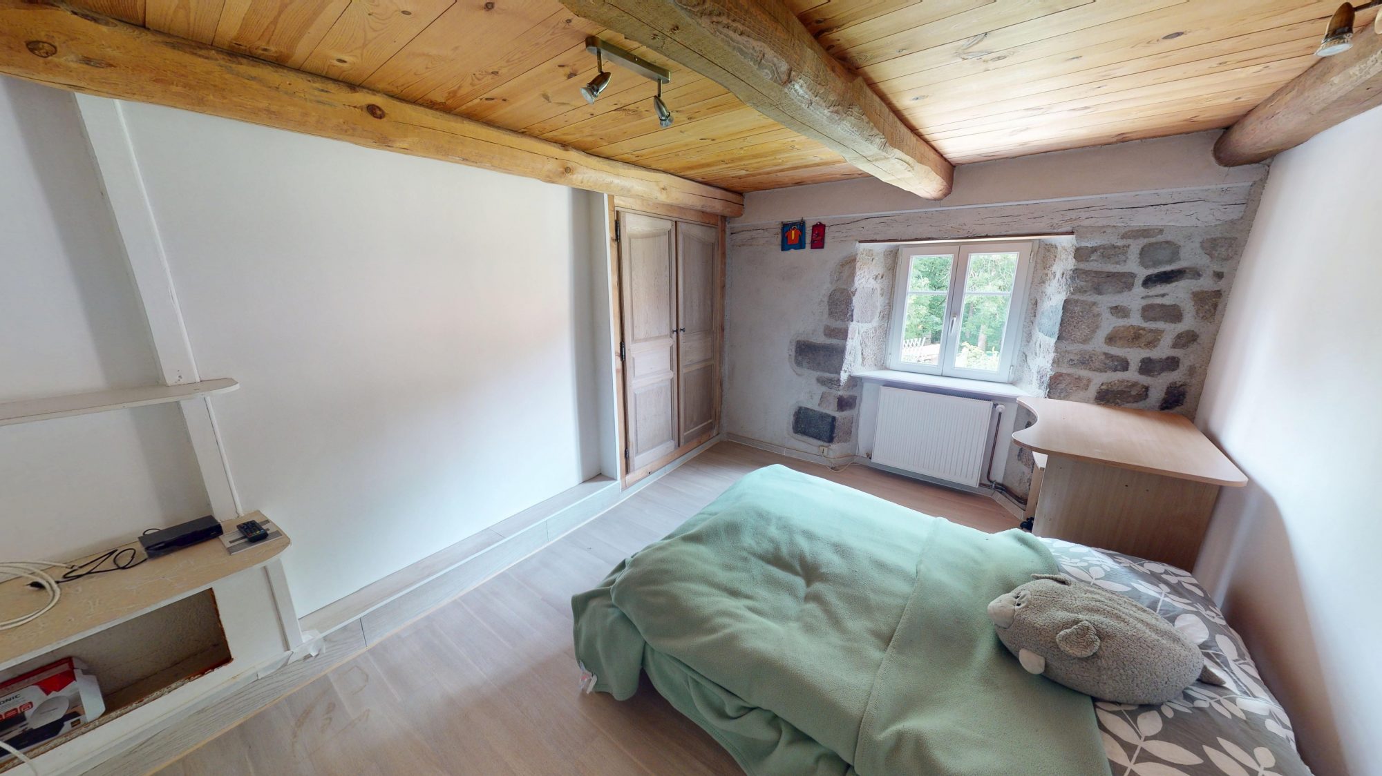 Ferme en pierres rénovée sur terrain attenant Sauvessanges 63840