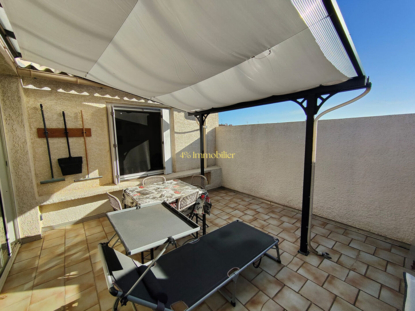 À Vendre : Maison de Ville Rénovée avec Garage, Terrasse et 4 Chambres