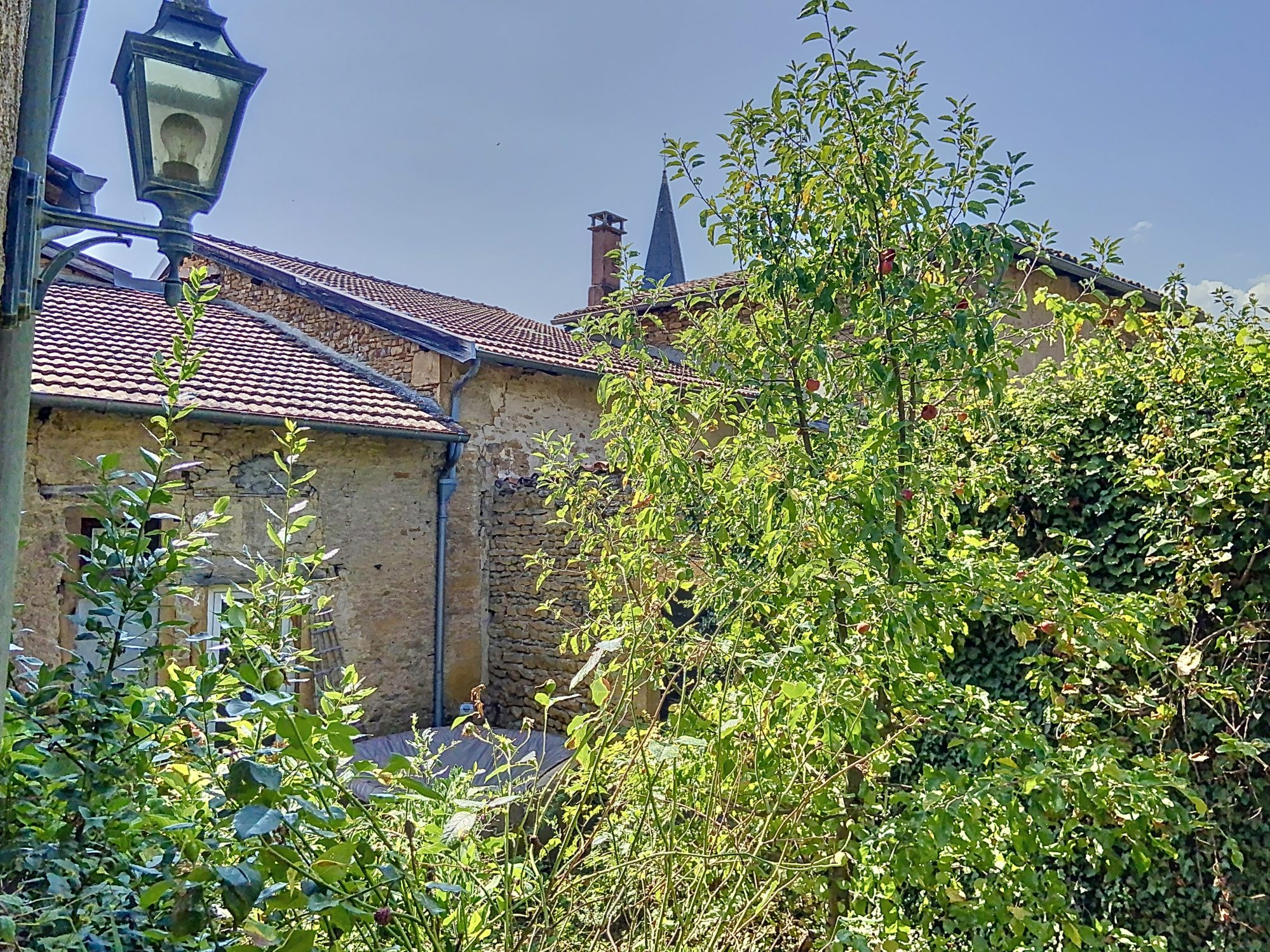 Maison de village en pierres dorées avec jardinet et belle cour intérieure Val d'Oingt 69620