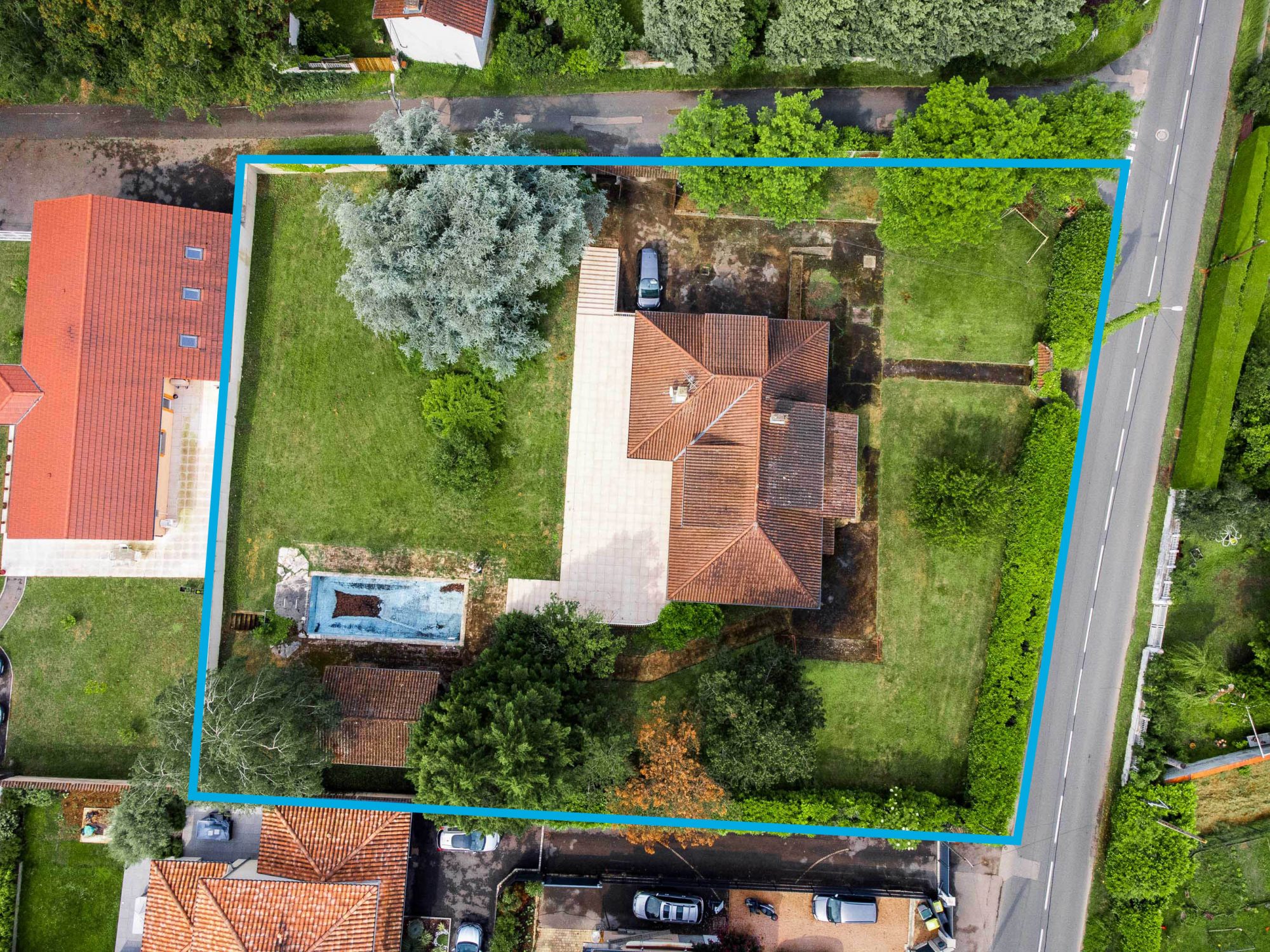 Maison de 300m2, terrain de 2596m2 à Sainte Euphémie. Sainte-Euphémie 01600