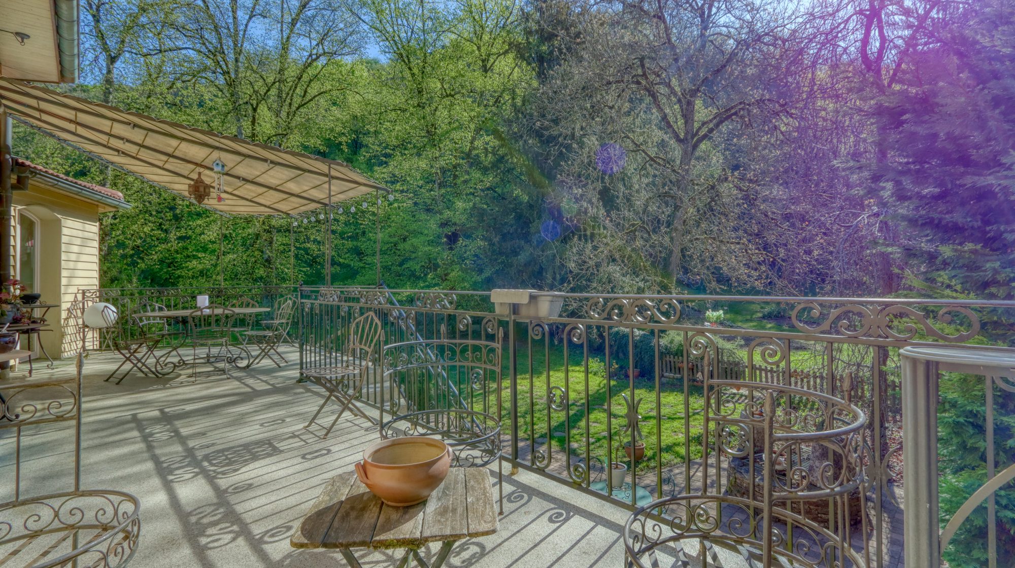 Propriété de 205 m² habitable + appartement T2 indépendant  + 721 m² conctructible + parc arboré Crémieu 38460