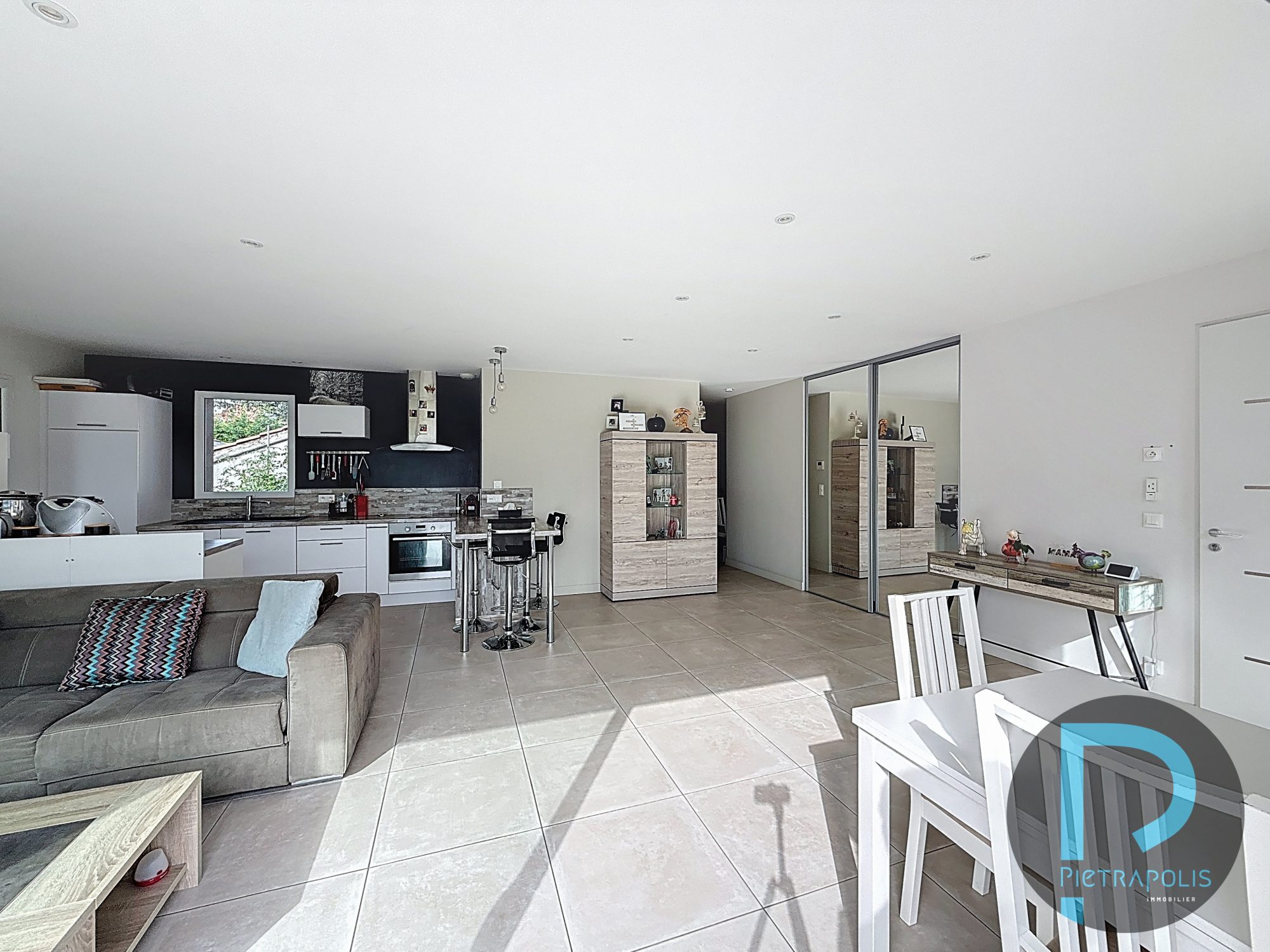 Maison de plain-pied de 92m² - 3 chambres - Terrain de 371m² - garage - 3 places de parkings Chaleins 01480