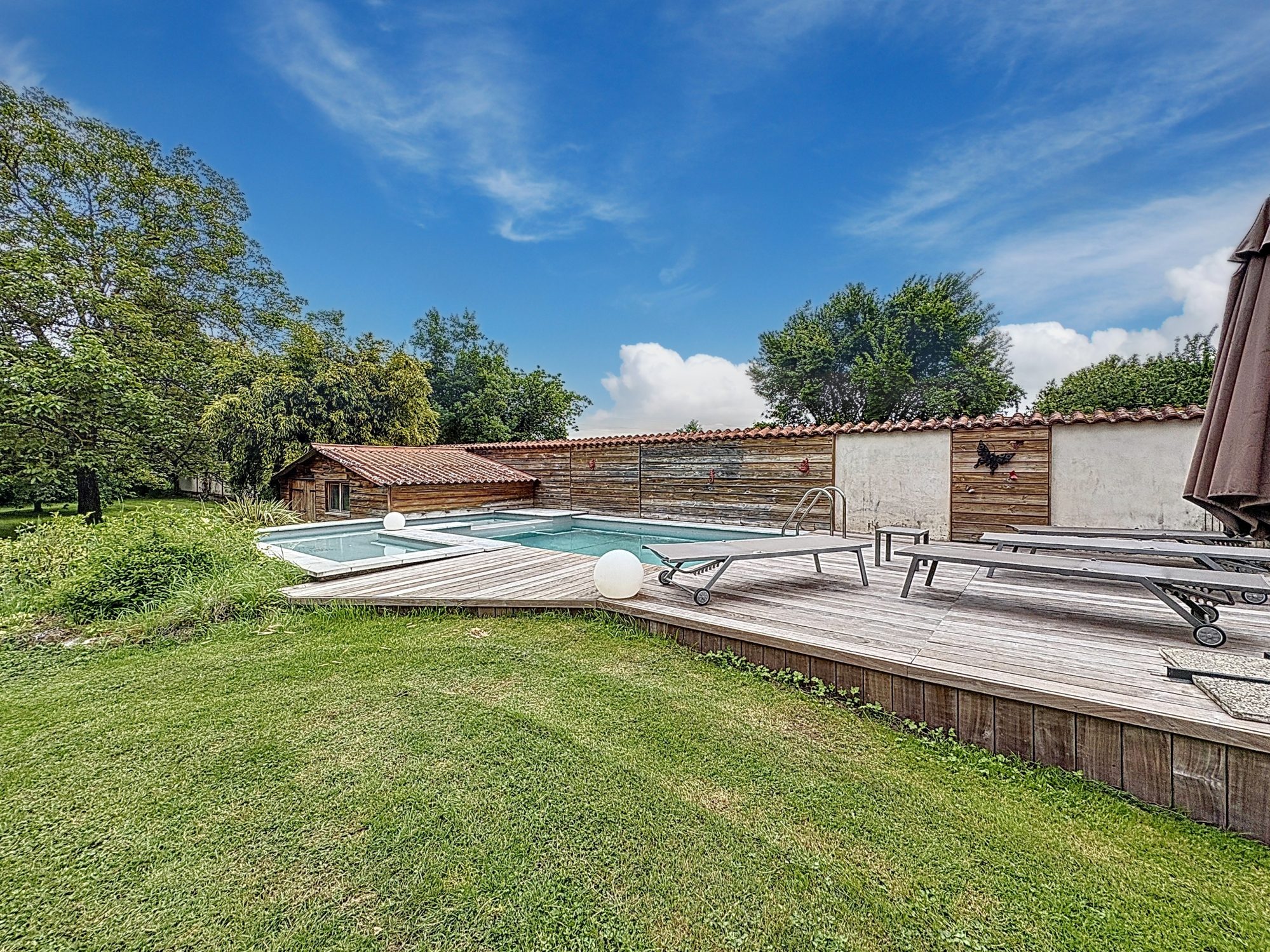 Maison avec piscine et grand jardin