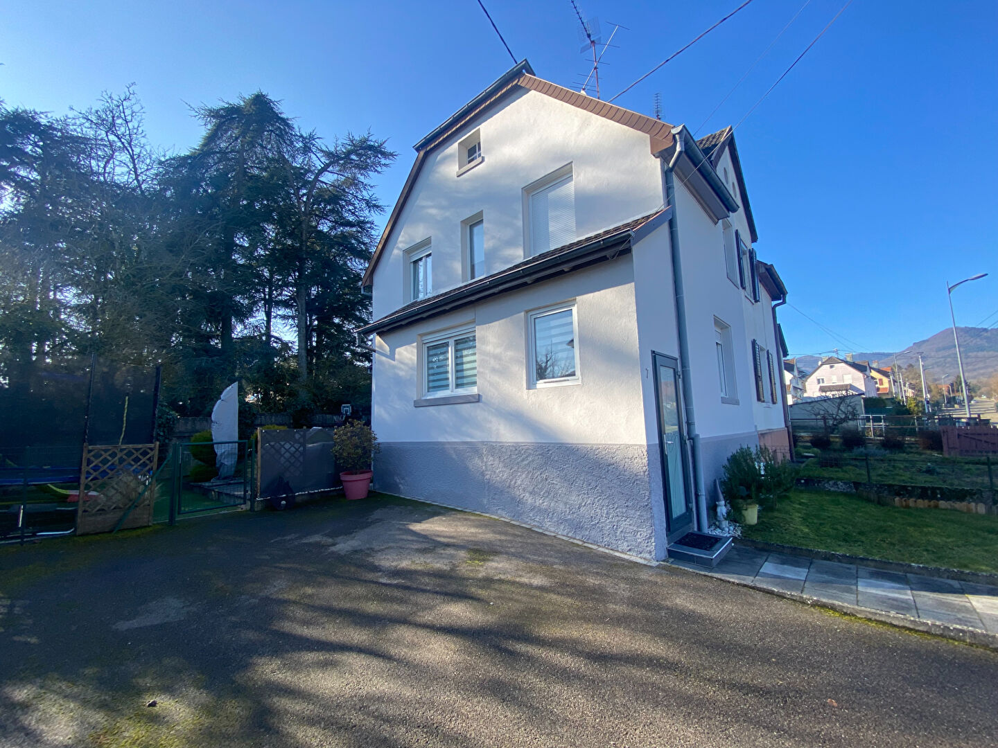 Maison Cernay 3 pièce(s) 69 m² avec extérieur aménagé , places de stationnement, cave et grenier