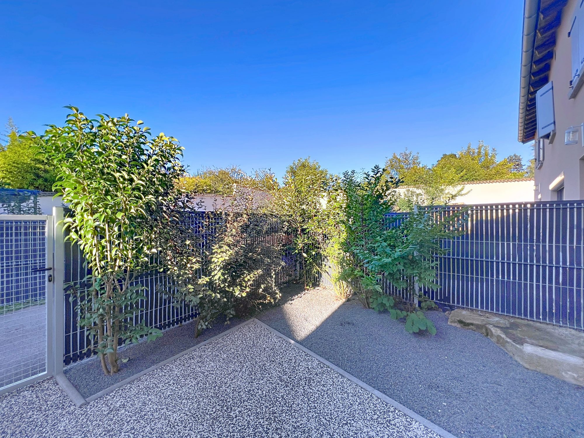 SUR LES HAUTEURS DE GENAY - AU CALME - APPARTEMENT T3 DUPLEX ENTIEREMENT RENOVE AVEC 2 PLACES DE PARKING ET 2 TERRASSES -DANS RESIDENCE FERMEE Genay 69730