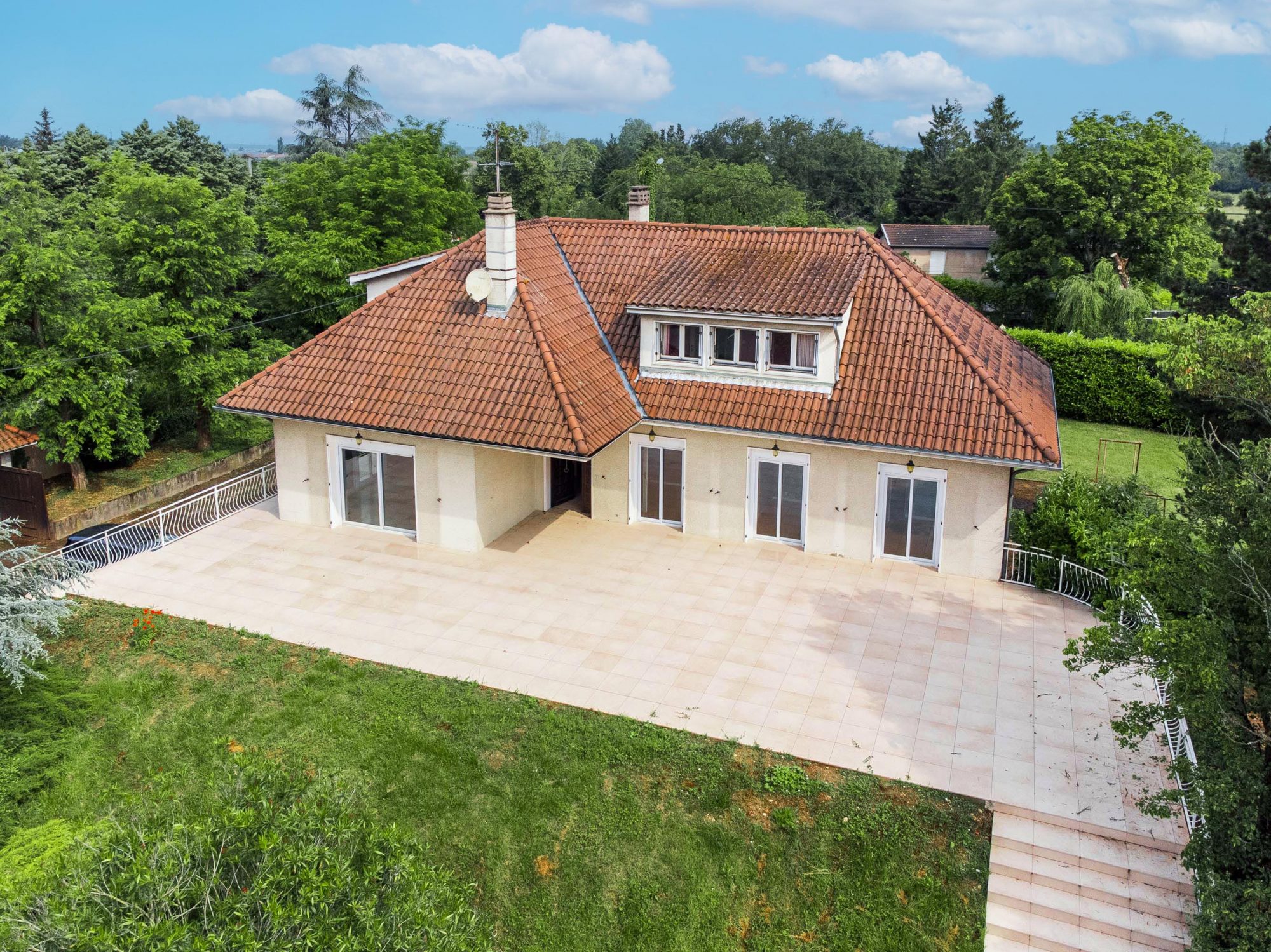 Maison de 300m2, terrain de 2596m2 à Sainte Euphémie. Sainte-Euphémie 01600