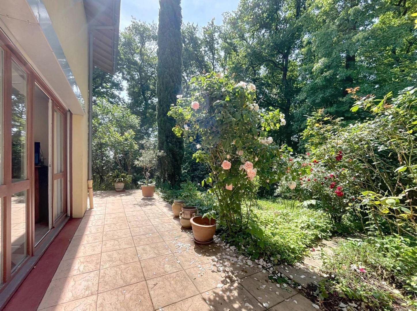 Quartier MALISSOL LE BAS, maison avec grand garage, deux terrasses et jardin au calme