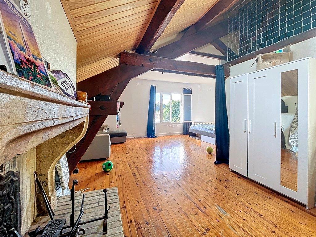 Espace, lumière et fort potentiel : cette maison réunit tout pour concrétiser vos projets, qu’ils soient familiaux, professionnels ou locatifs. Villechenève 69770