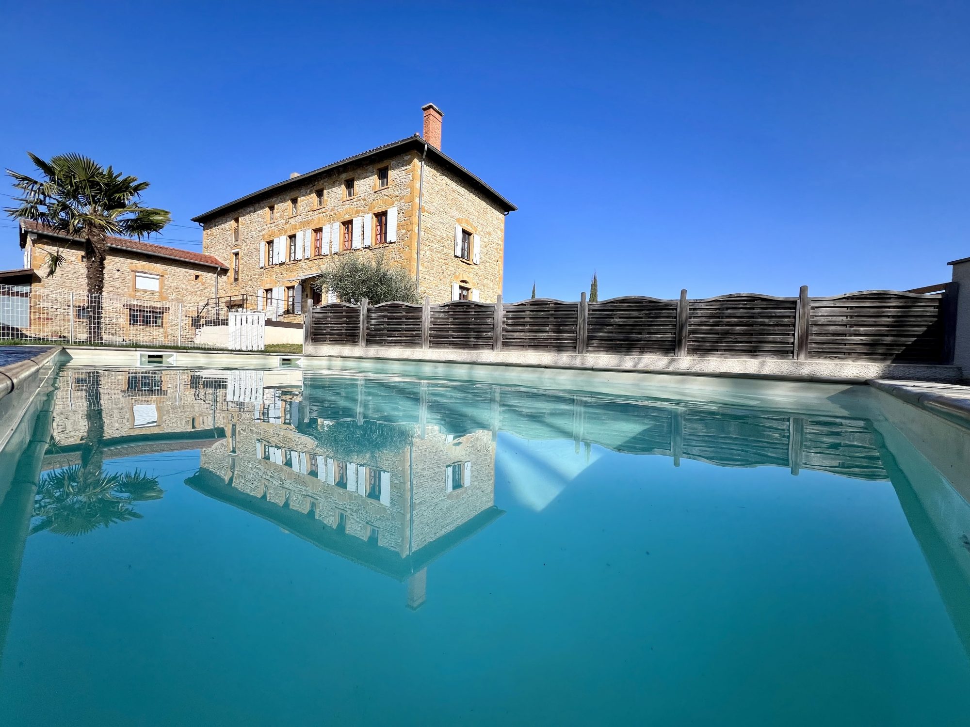 PROPRIETE EN PIERRE DOREES - 247 M² HABITABLES -  7 CHAMBRES - COMBLES AMENAGEABLES 150 M²