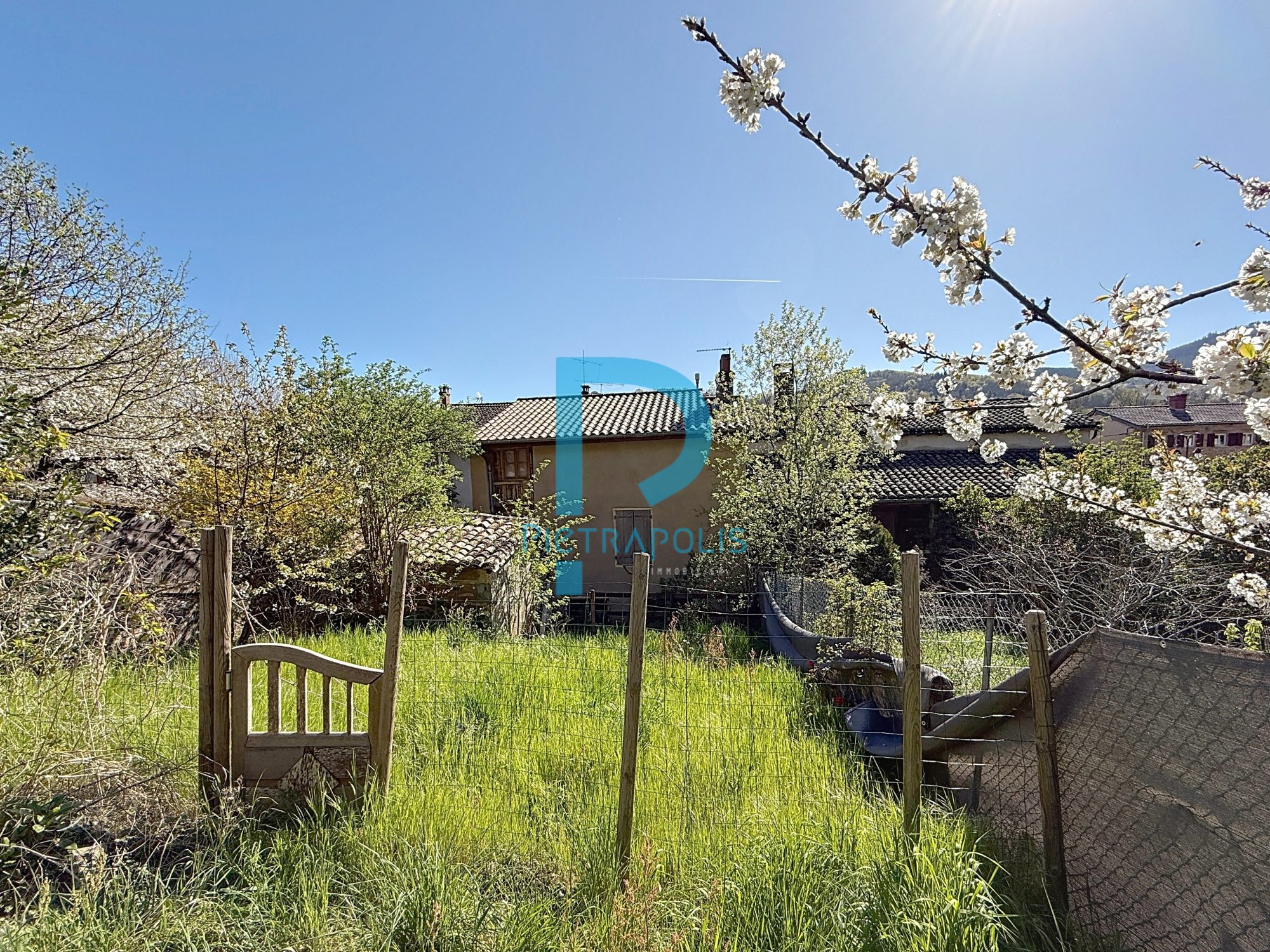 GRANDE MAISON DE VILLAGE AVEC TERRAIN