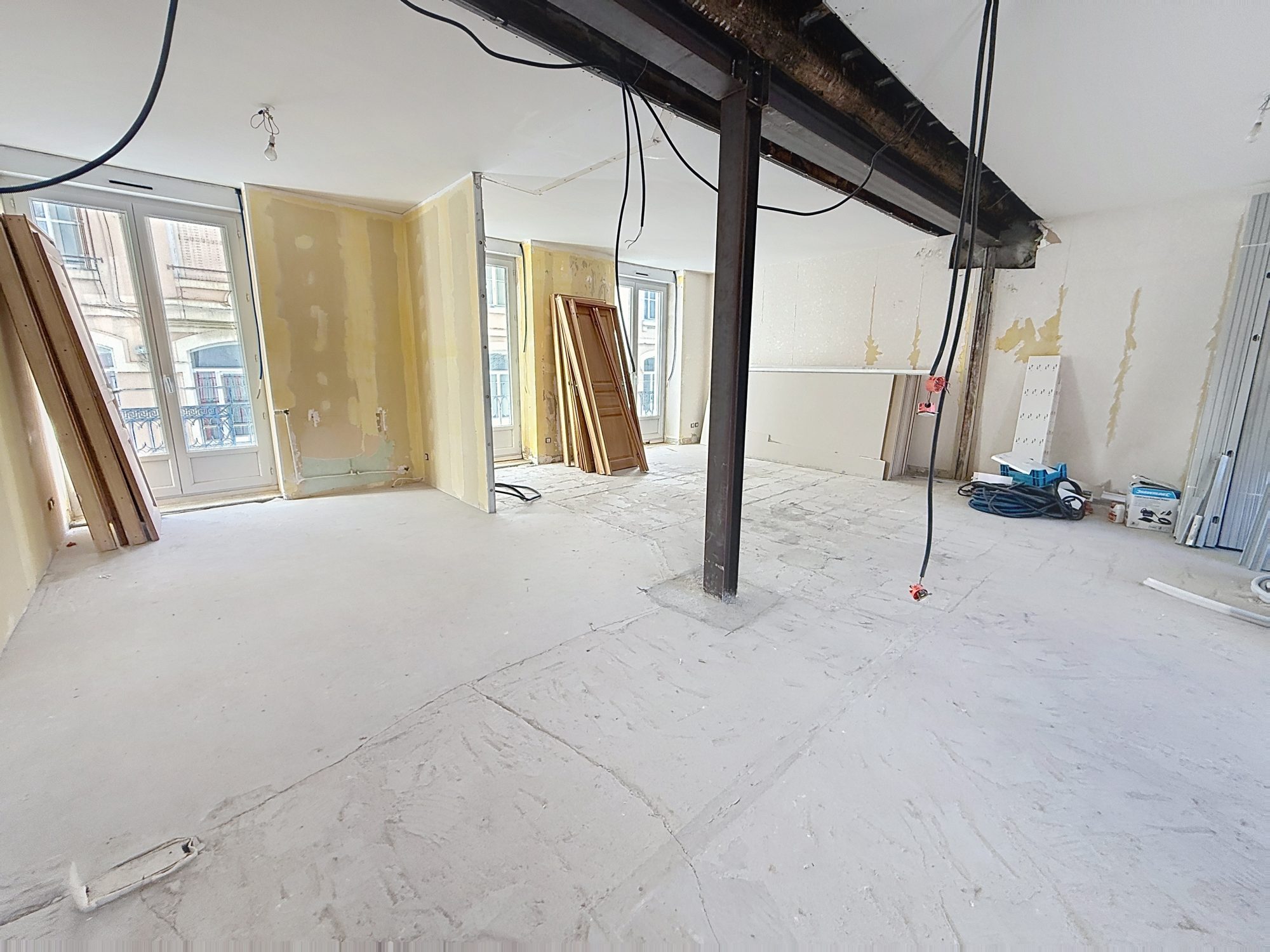 Beau potentiel : Plateau lumineux avec extérieurs et cave