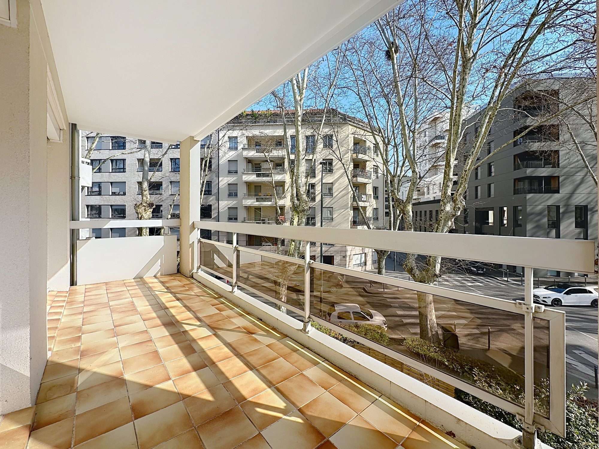 T4 traversant avec balcons et possibilité garage