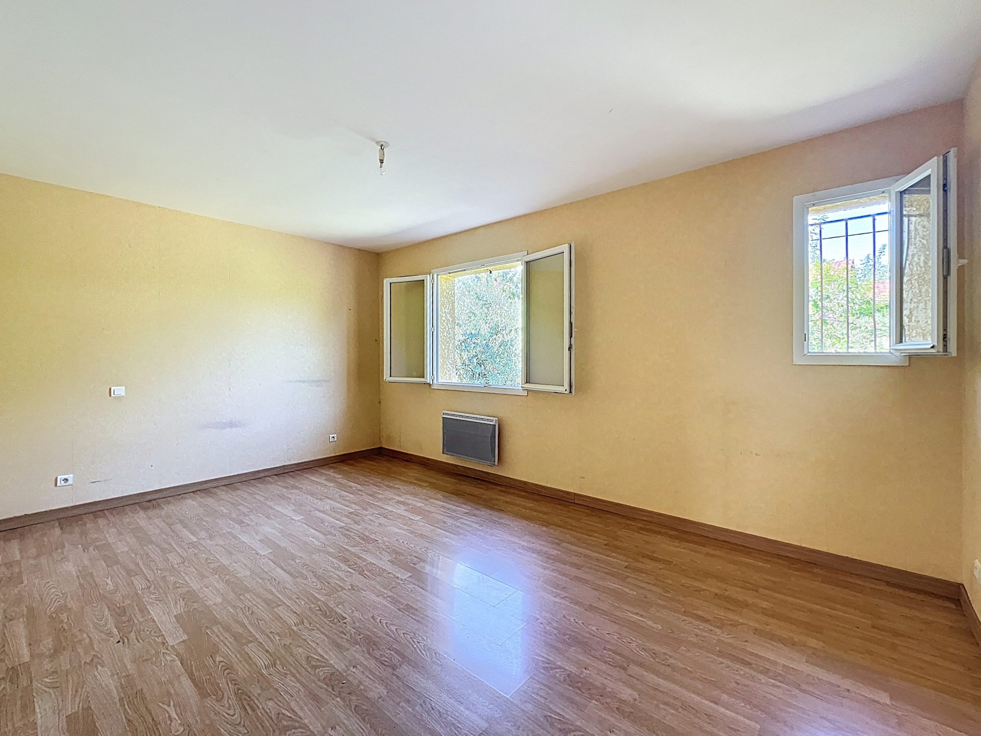 MAISON 142m² - 4 CHBRES – TERRAIN ARBORE – PISCINE - DEPENDANCES - SOUS SOL Saint-Pierre-la-Palud 69210