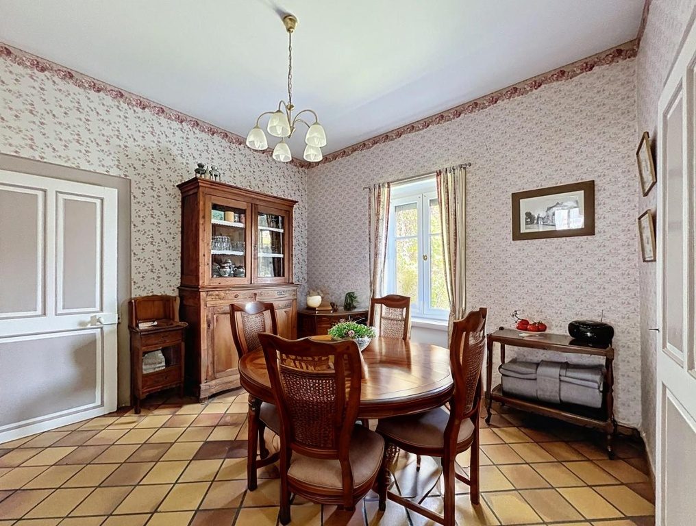 EN PLEIN CENTRE DE CIVRIEUX - MAISON DE 200m2- TERRAIN -GRANGE Civrieux 01390