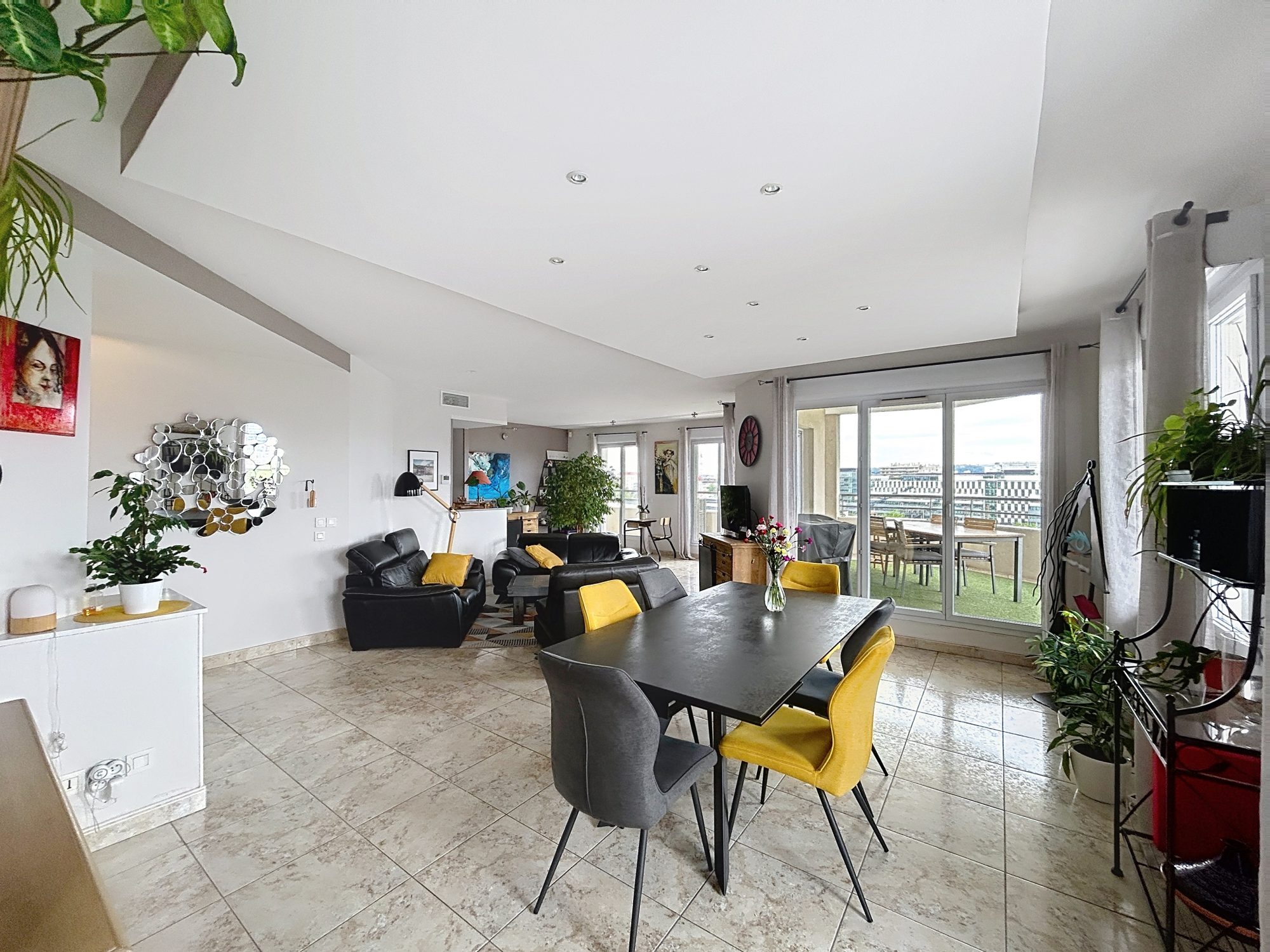 Derniere étage,  appartement 178 m2 de lumière  avec terrasse et tropézienne et  garage fermé