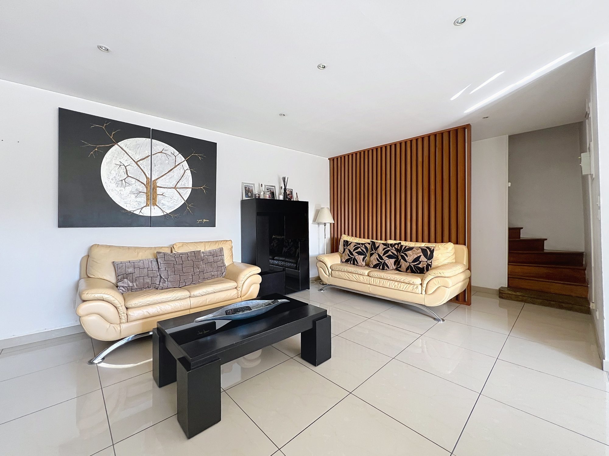 A NEUVILLE SUR SAONE, JOLIE MAISON DE 160m2 AVEC GARAGE SUR 1100m2 DE TERRAIN Neuville-sur-Saône 69250