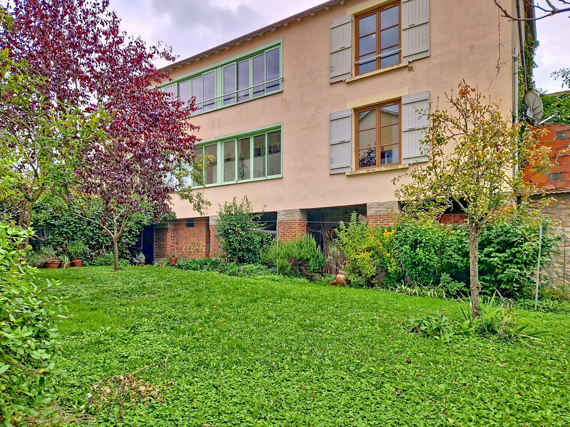 Au centre de la Clayette,  avec jardin et garage La Clayette 71800