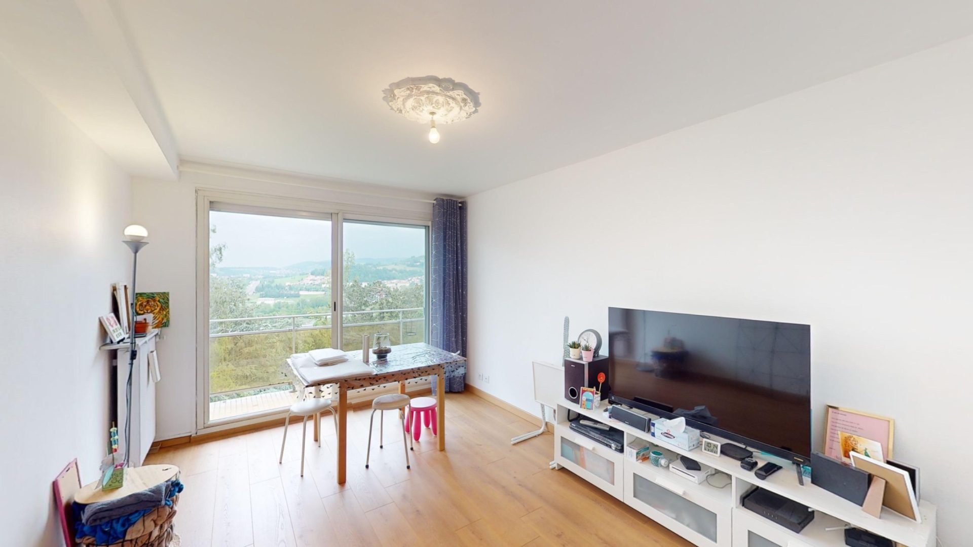 POUR INVESTISSEUR! APPARTEMENT T3 61m2 RÉNOVÉ, 1ER ÉTAGE, BALCON, 2 CHAMBRES, POSSIBILITÉ DE GARAGE EN PLUS, VUE DÉGAGÉE, ESPACES VERTS, RANGEMENTS MULTIPLES, CAVE Firminy 42700