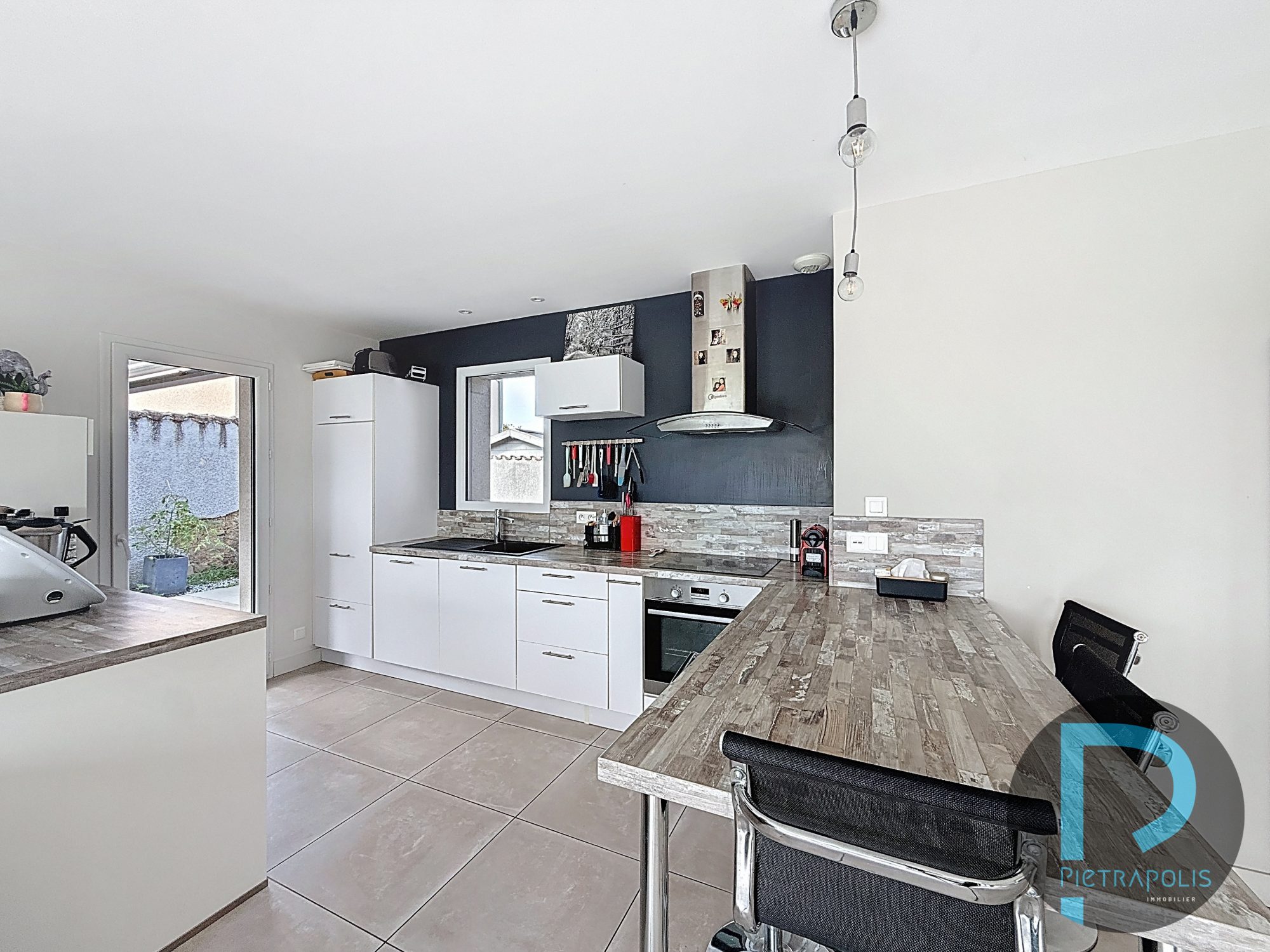 Maison de plain-pied de 92m² - 3 chambres - Terrain de 371m² - garage - 3 places de parkings Chaleins 01480