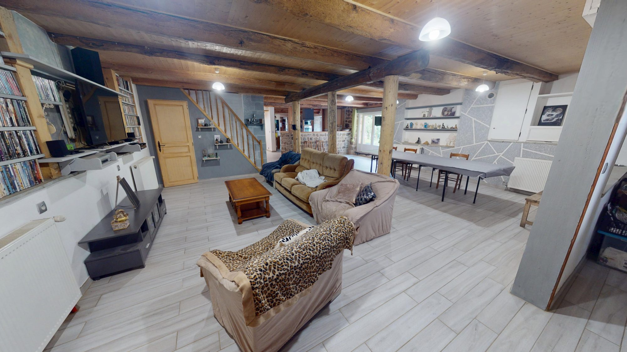 Ferme en pierres rénovée sur terrain attenant Sauvessanges 63840